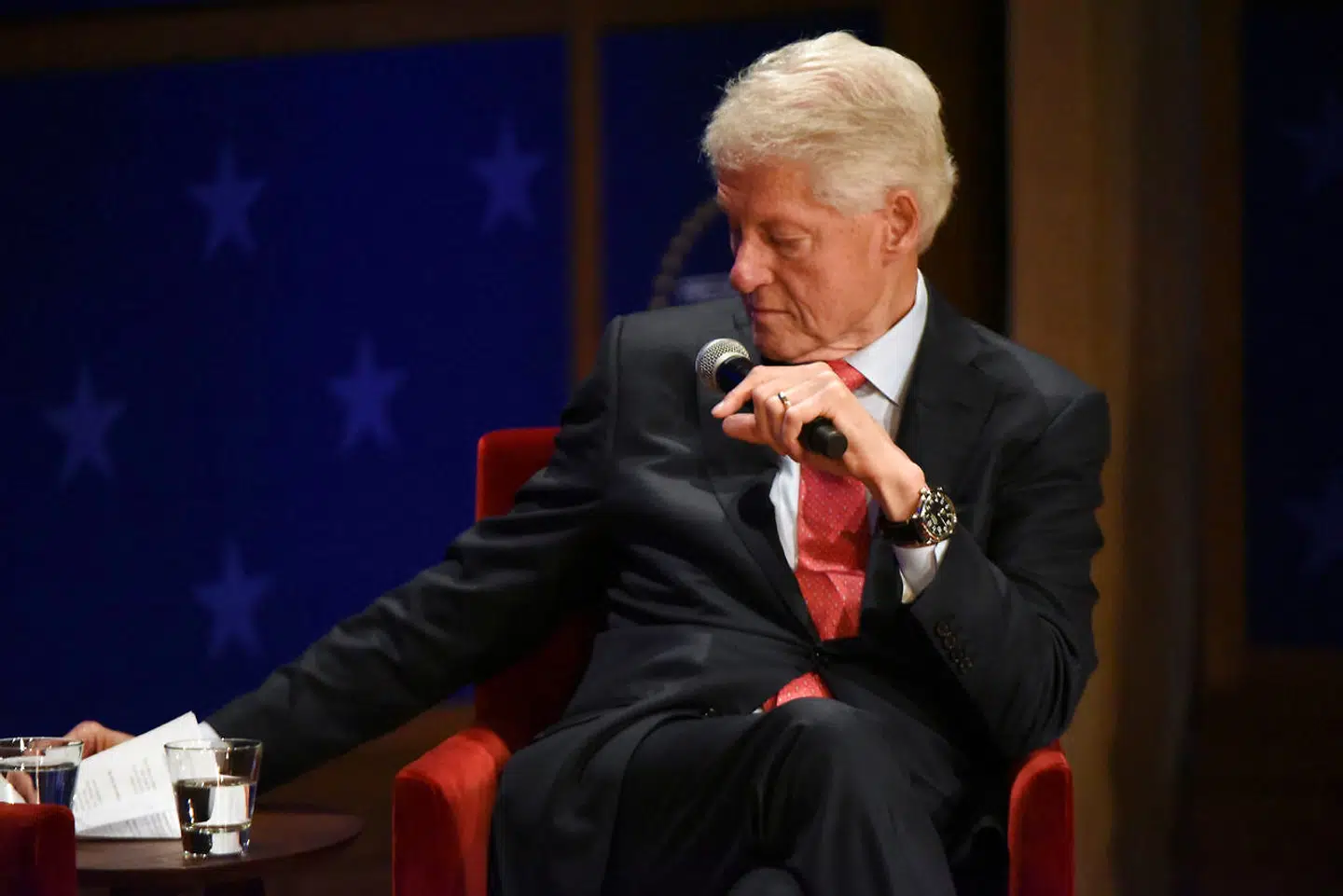 Bill Clinton afviser ethvert kendskab til Epsteins forbrydelser.