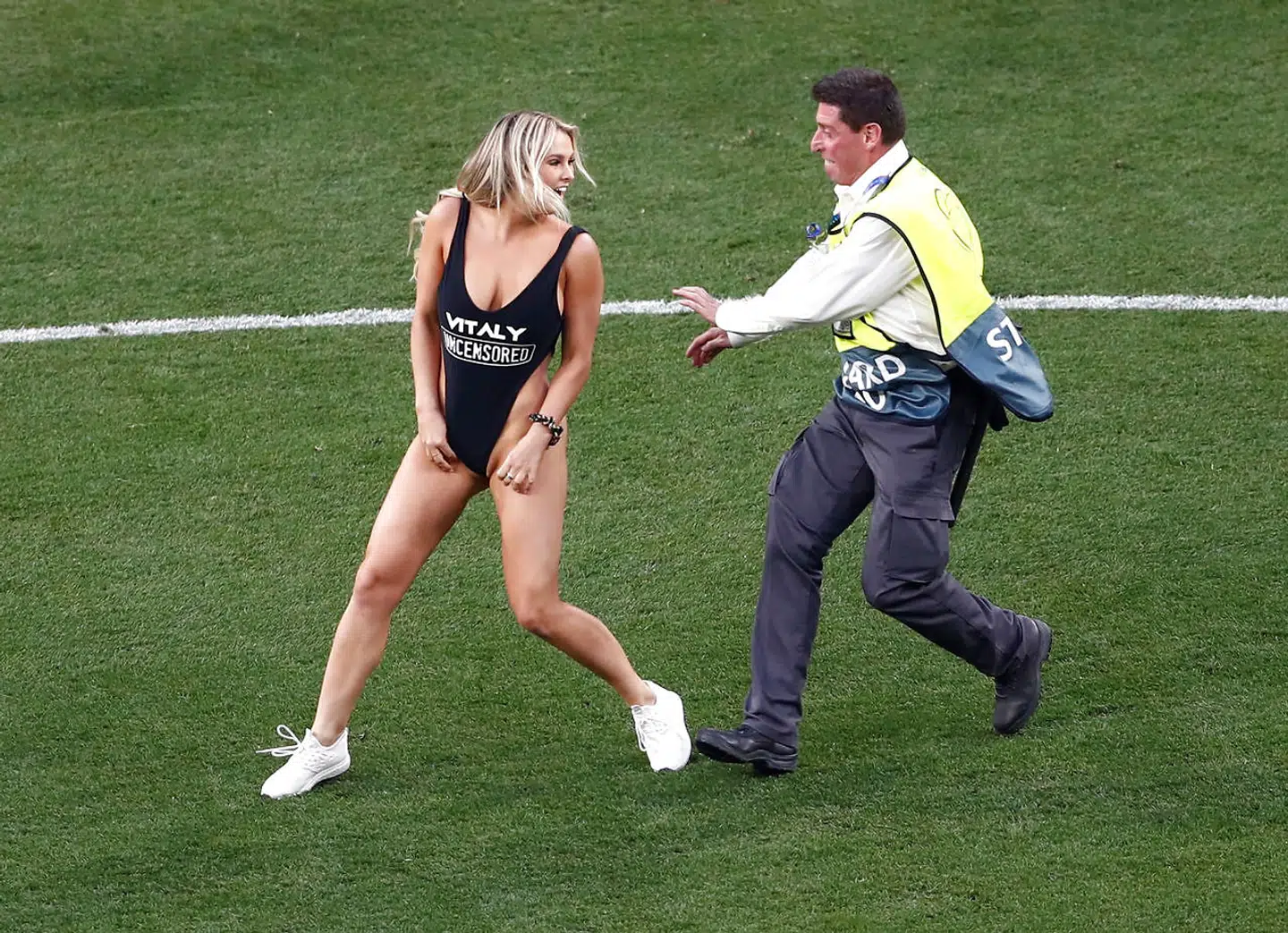 Her forsøger en sikkerhedsvagt at indfange Wolanski, da hun løb på banen i Champions League-finalen den 1. juni på Wanda Metropolitano i Madrid.