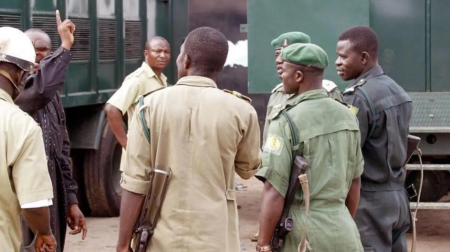 Den danske mand sidder angiveligt fængslet i Ikoyi-fængsel i Lagos. Her ses betjente stå vagt ude foran fængslet.