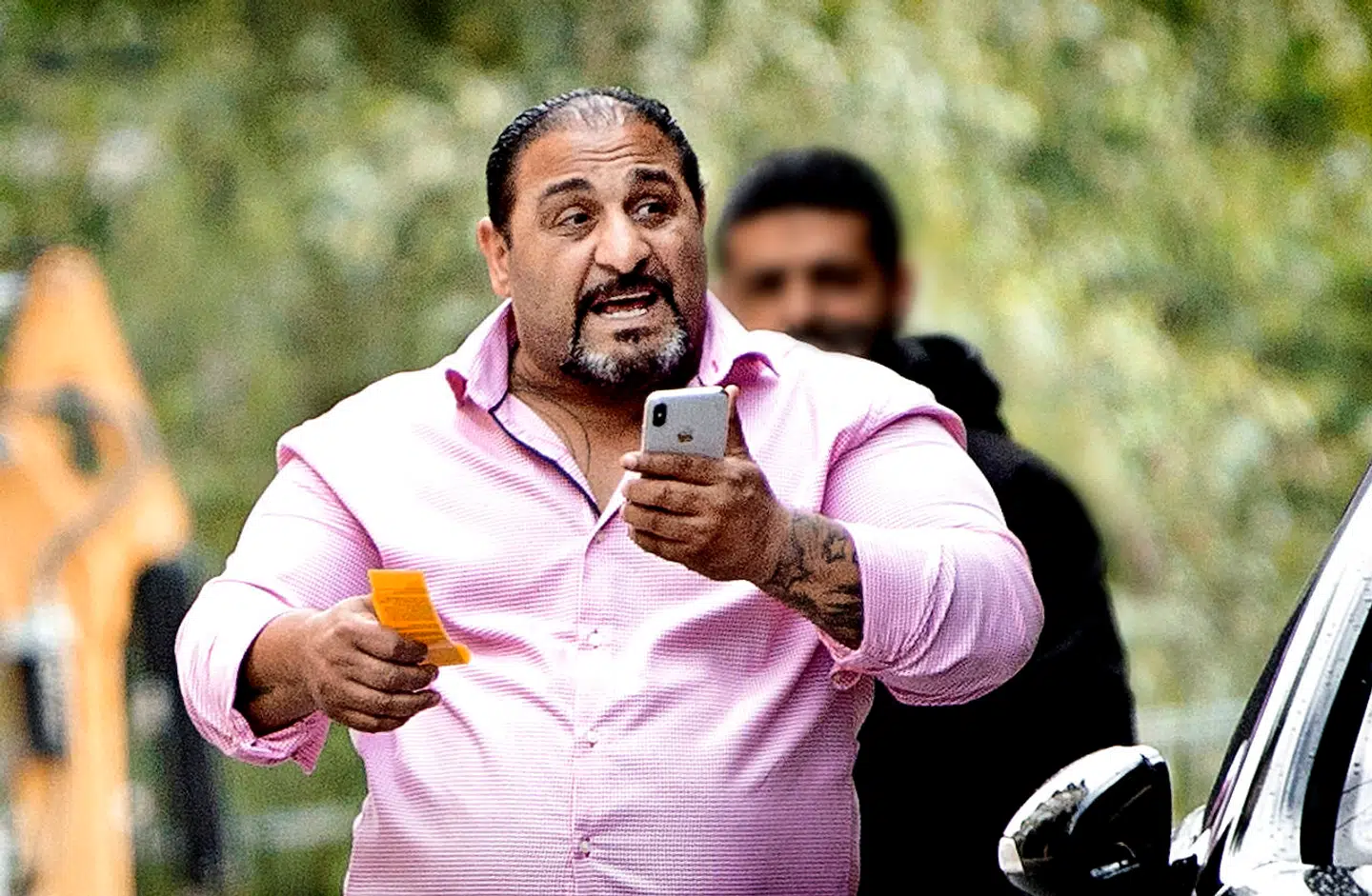 Sigøjnerbossen Gimi Levakovic har sammen med sin familie spredt utryghed blandt beboerne i Cobrahave på Amager. Her har han lige fisket en parkeringsbøde væk fra forruden på den sorte Mercedes CL 500, der holdt foran hans lejlighed.