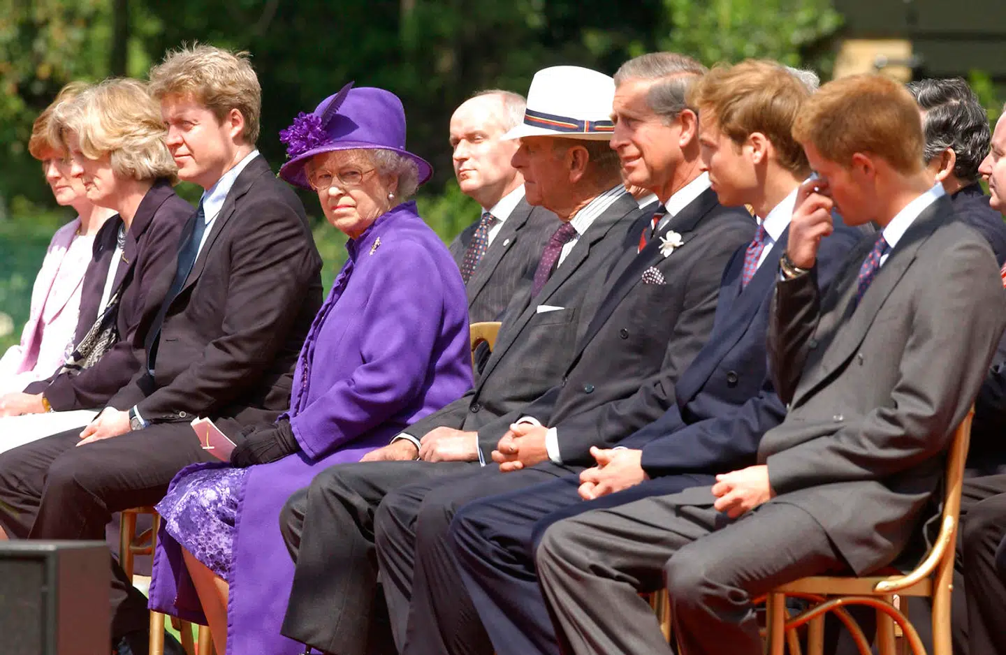 Prinsesse Dianas søskende, Sarah McCorquodale, Jane Fellowes og Earl Spencer, til venstre i billedet ved afsløringen af et mindesmærke for den afdøde prinsesse i 2004. Til højre ses Dianas sønner, William og Harry.