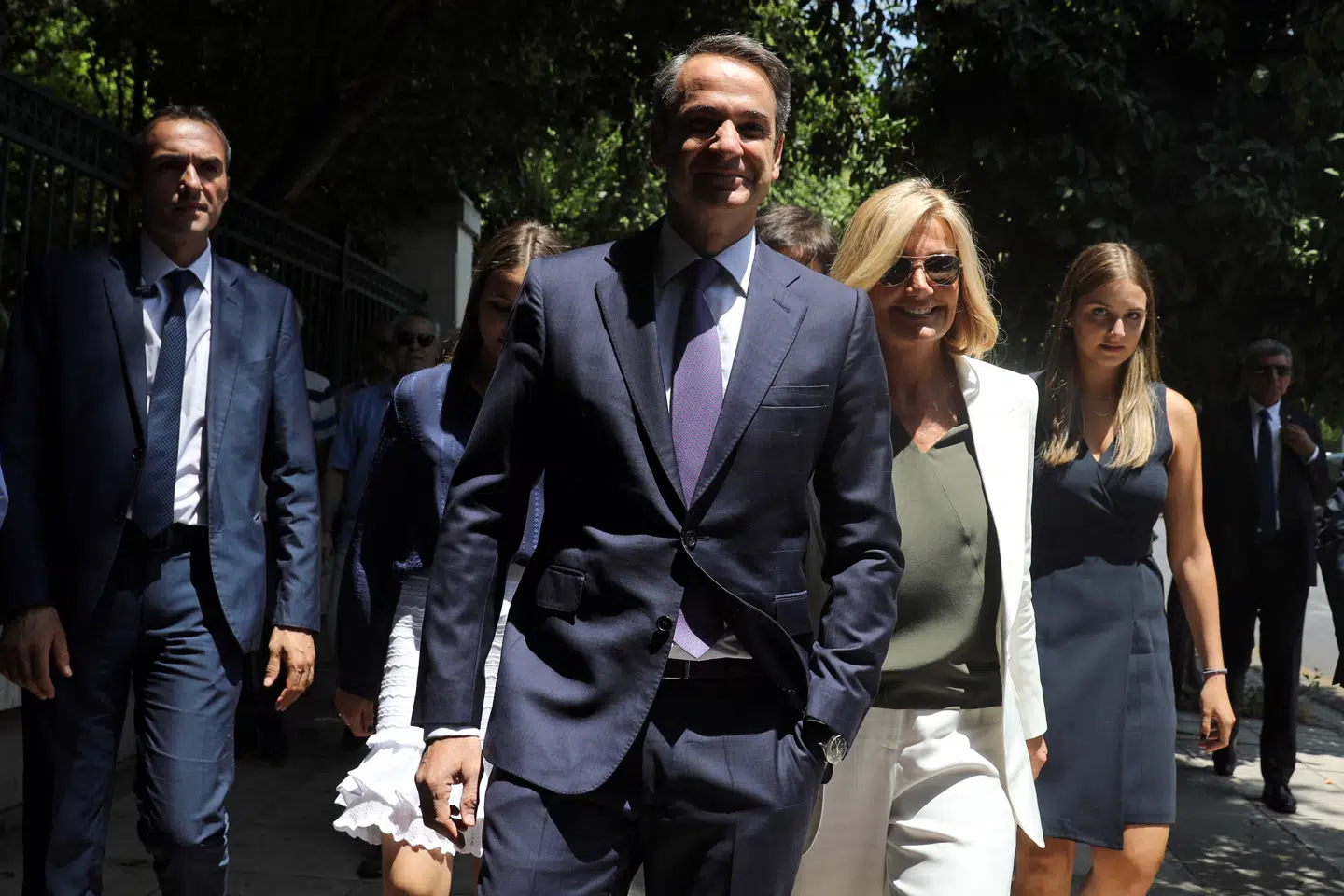 Grækenlands nye premierminister, Kyriakos Mitsotakis, ankommer mandag med sin kone, Mareva,og sine tre børn til den ceremoni, hvor han officielt skal tages i ed. Costas Baltas/Reuters