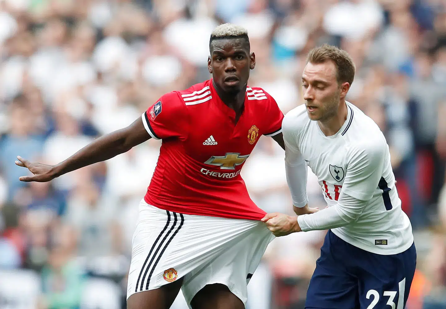 Christian Eriksen er i direkte kamp med Manchester Uniteds Paul Pogba om et skifte til Real Madrid.