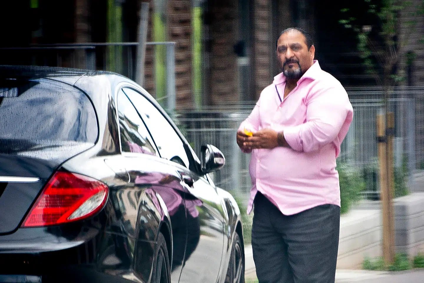 Gimi Levakovic får øje på B.T.s fotograf. Han afviser, at naboerne i CobraHave har grund til bekymring.