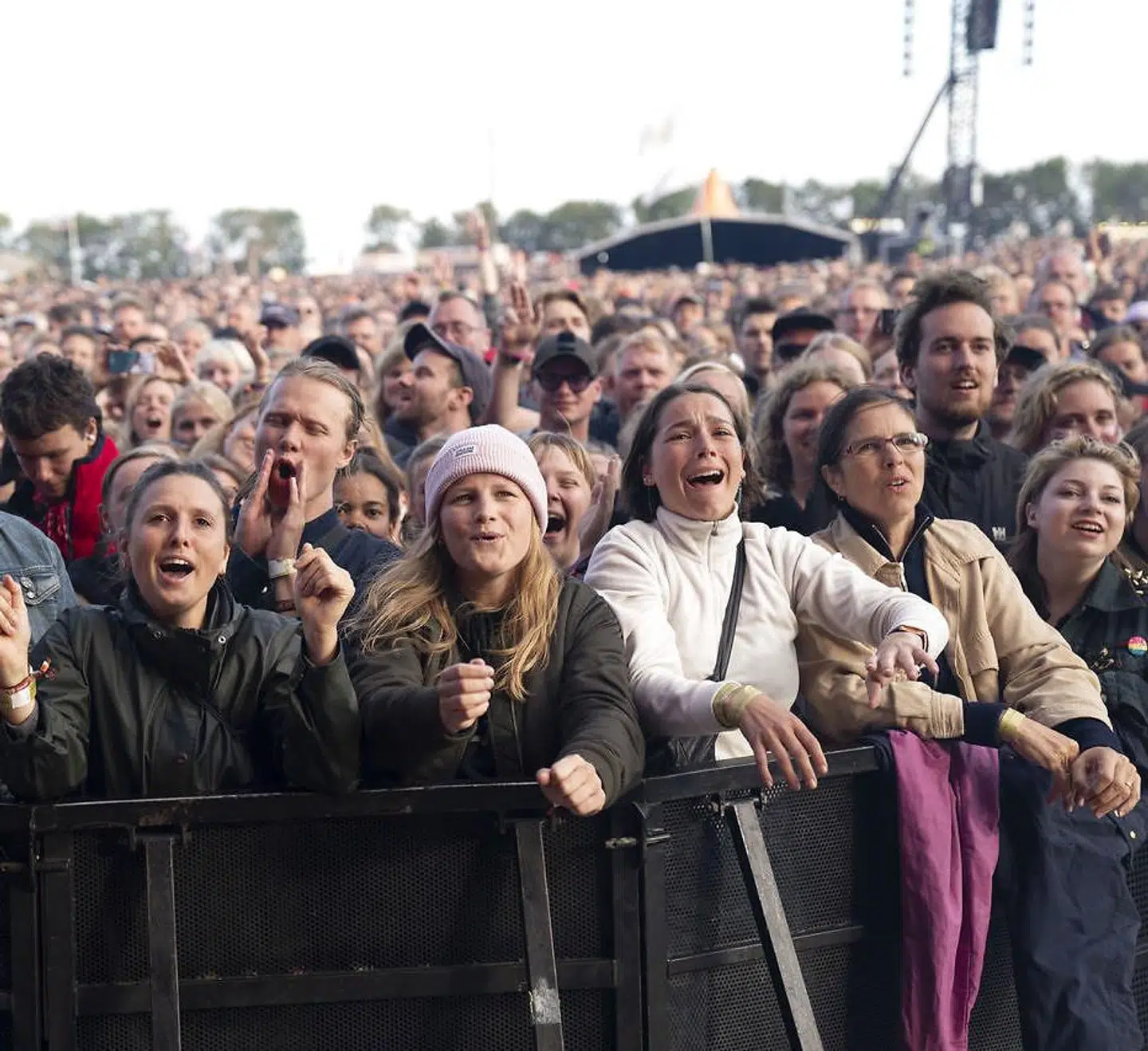Allerede inden hun blev hevet op på scenen, var Thea Faldborg Liversage (i hvid trøje) så begejstret for koncerten, at hun ikke kunne holde tårerne tilbage.