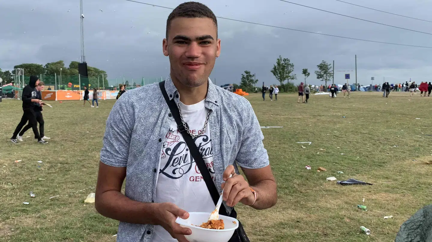 18-årige Oliver får sig en omgang lasagne, som hans mor har leveret til pladsen.