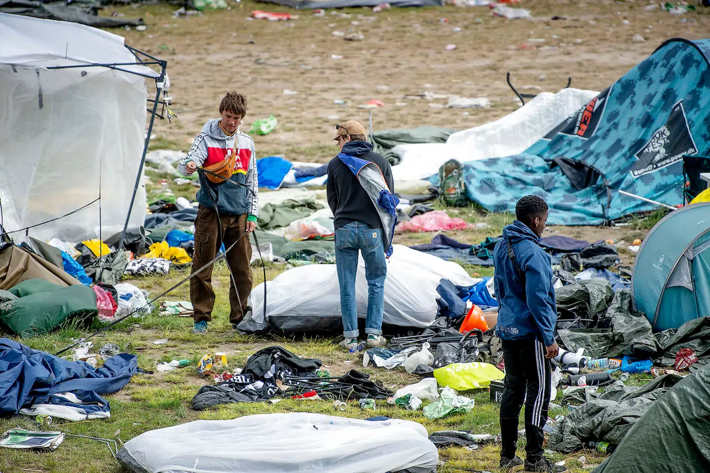 Roskilde Festival 2019 dagen derpå. Søndag er hjemrejsedag, og en masse affald efterlades.