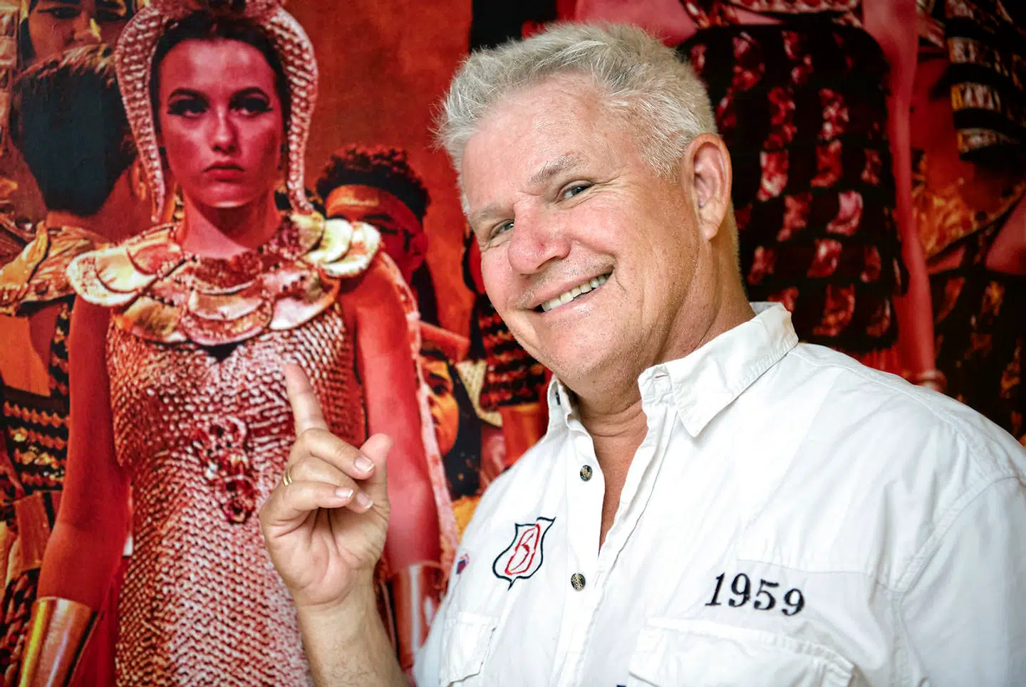 Anders Bircow foran fotoet fra 'Nilens stjerne', som hans datter Sohia spillede en af hovedrollerne i.