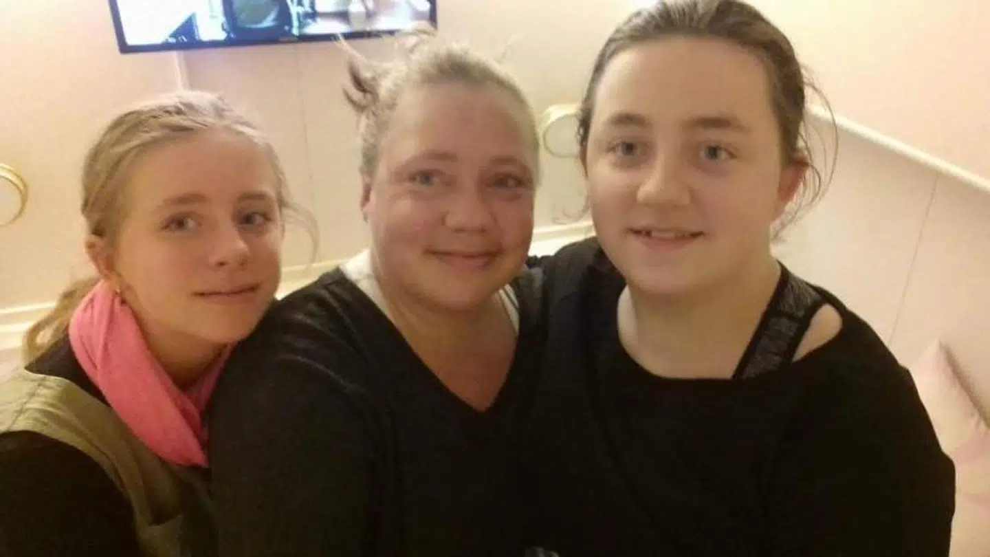Karina Rasmussen og hendes to døtre, Lykke (venstre) og Cecilie (højre), kommer ikke på Langelandsfestival alligevel.