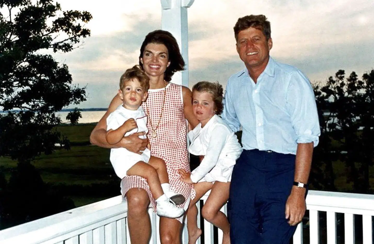 Her ses familien Kennedy i 1962. John F. Kennedy Jr. sidder hos sin mor Jacqueline Kennedy, der også har datteren Caroline Bouvier Kennedy hos sig. Til højre sidder præsidenten, der blev myrdet året efter.
