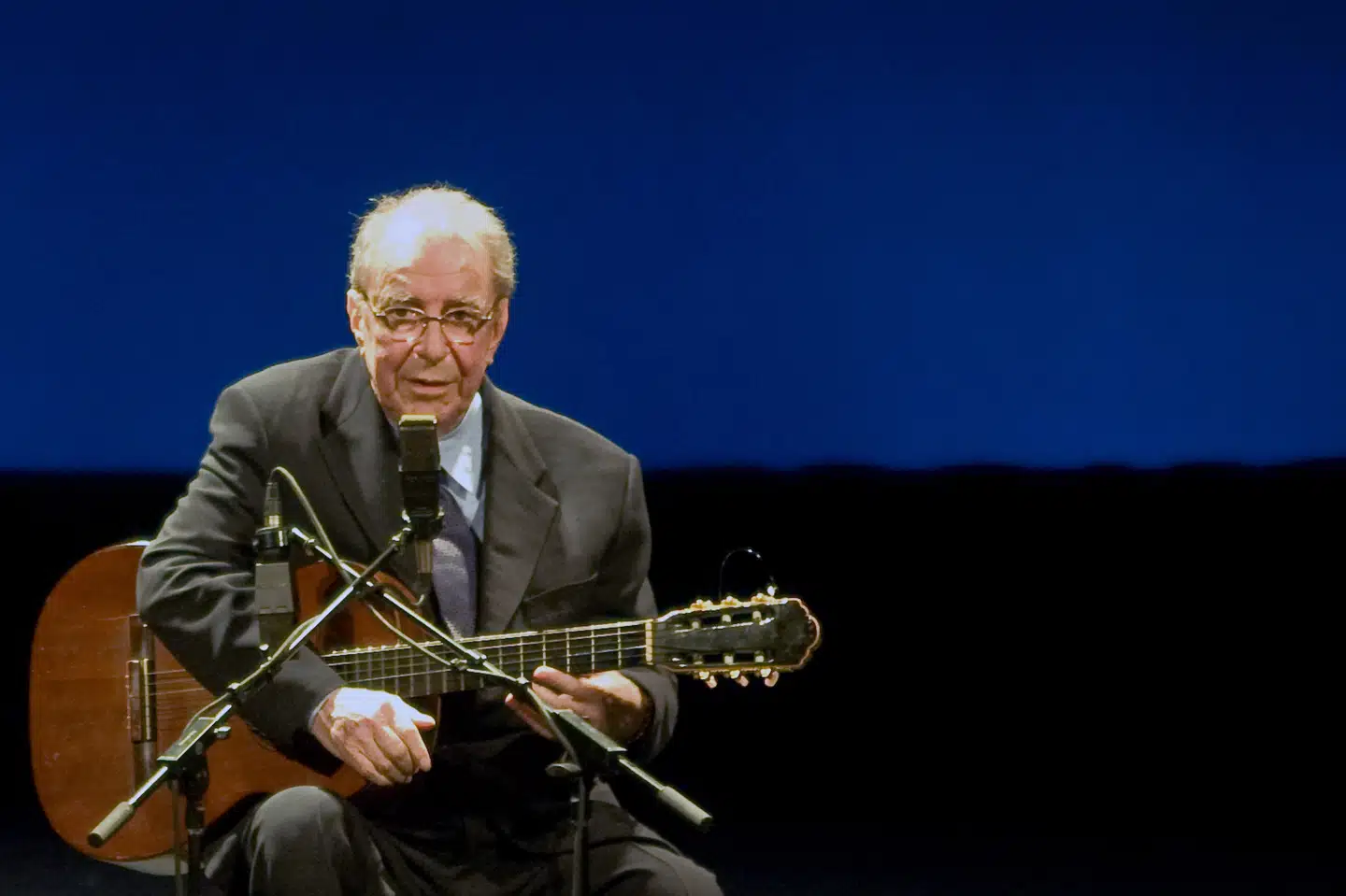 Joao Gilberto, der betragtes som bossanovaens far, er død, oplyser familien. Her ses han ved et arrangement i 2008 i anledning af hans 50 år som musiker. Ari Versiani/Ritzau Scanpix