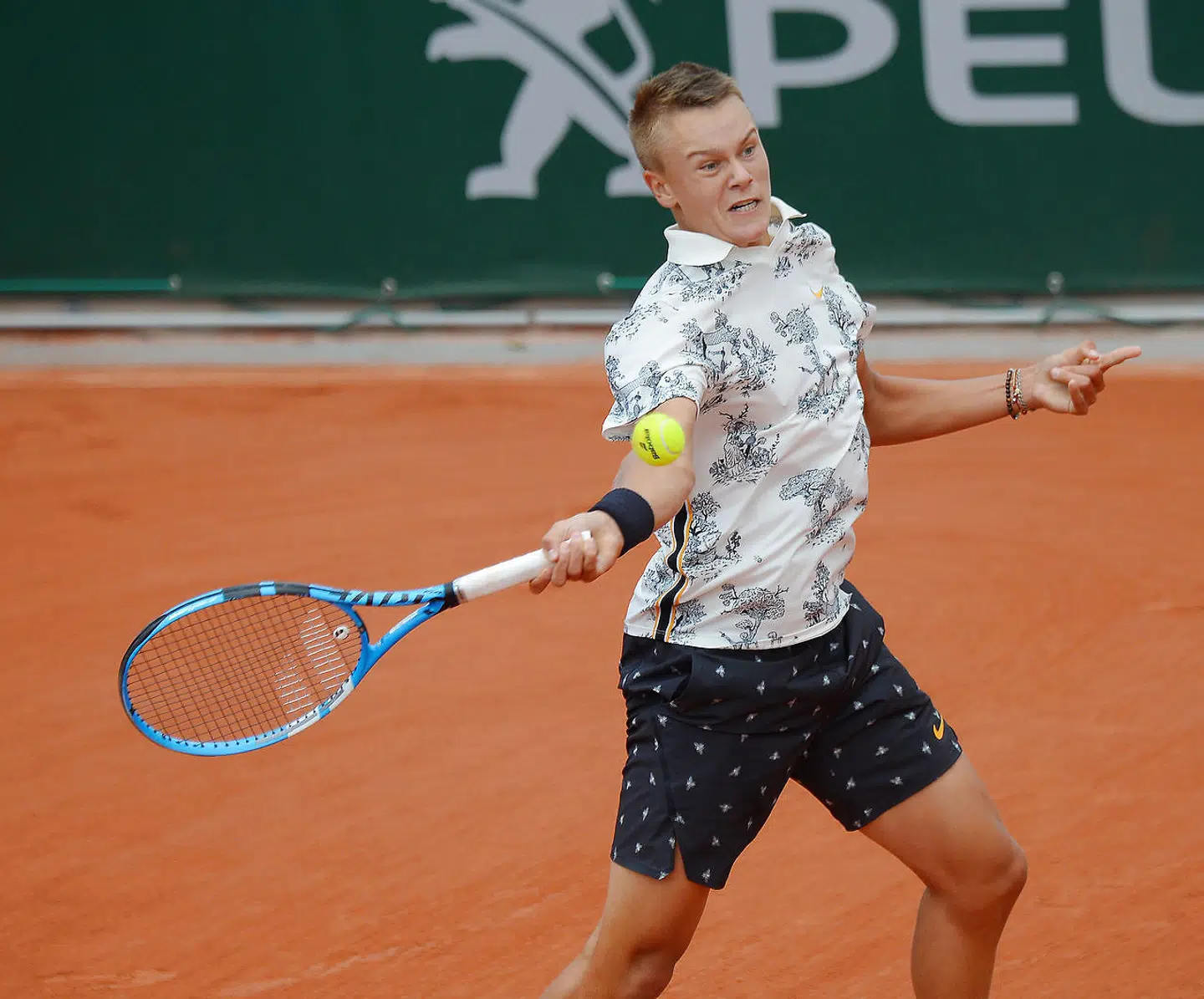 Holger Rune i aktion i drengesinglefinalen ved French Open.