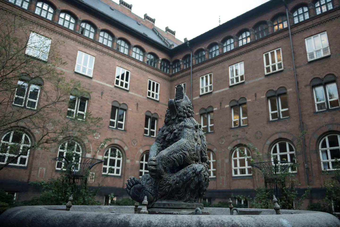 Beslutningen om at indføre fortovsordningen i 2010 på Rådhuset i København havde store konsekvenser for både beboere og lokale firmaer.