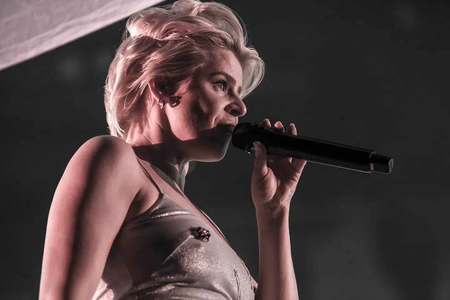 Svenske Robyn spiller på Orange Scene kl 01.00 på Roskilde Festival lørdag den 6. juli 2019.. (Foto: Helle Arensbak/Ritzau Scanpix)