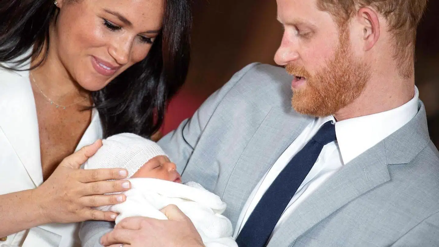 Meghan og Harry med deres lille nyfødte søn. I juli skal han døbes.