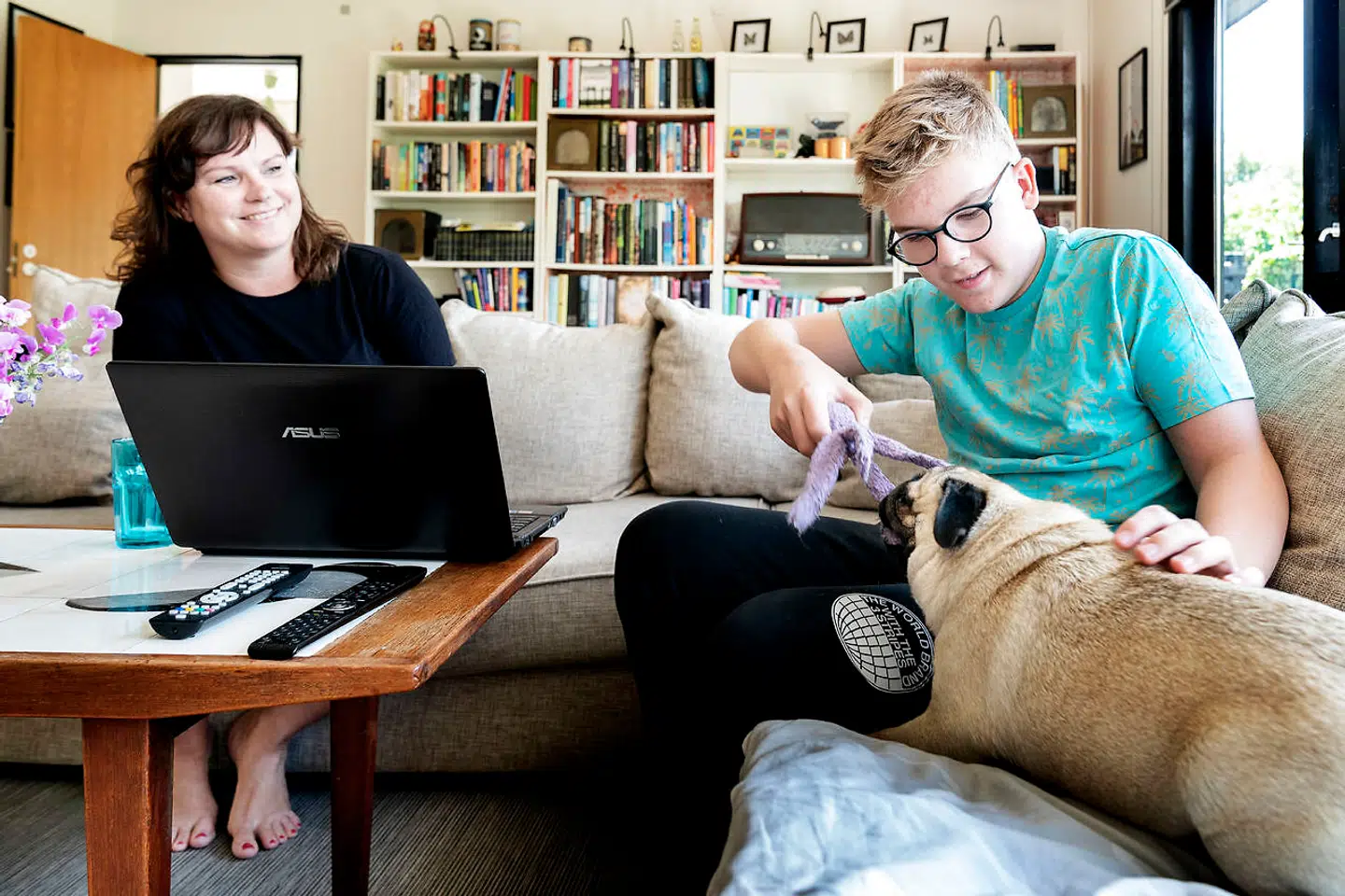 Sofie og Carl tilbringer mange timer i hjemmet sammen med familiens hund.