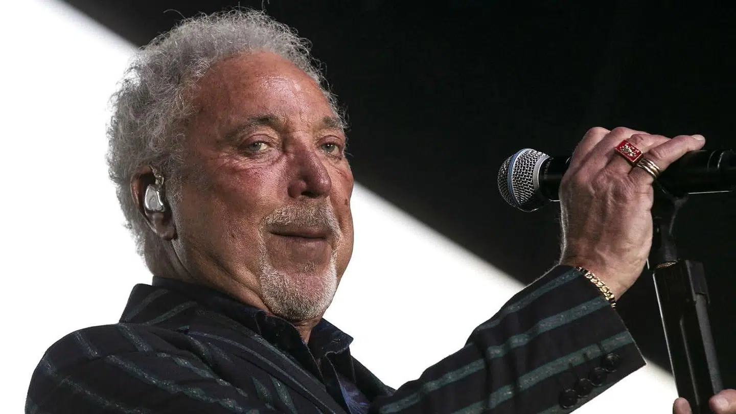 79-årige sir Tom Jones lader ikke til at have planer om at gå på pension lige foreløbig. De seneste år har han flere gange besøgt Danmark, og fredag gør han det igen til Tivolis Fredagsrock. Her ses han under en koncert tidligere på året.
