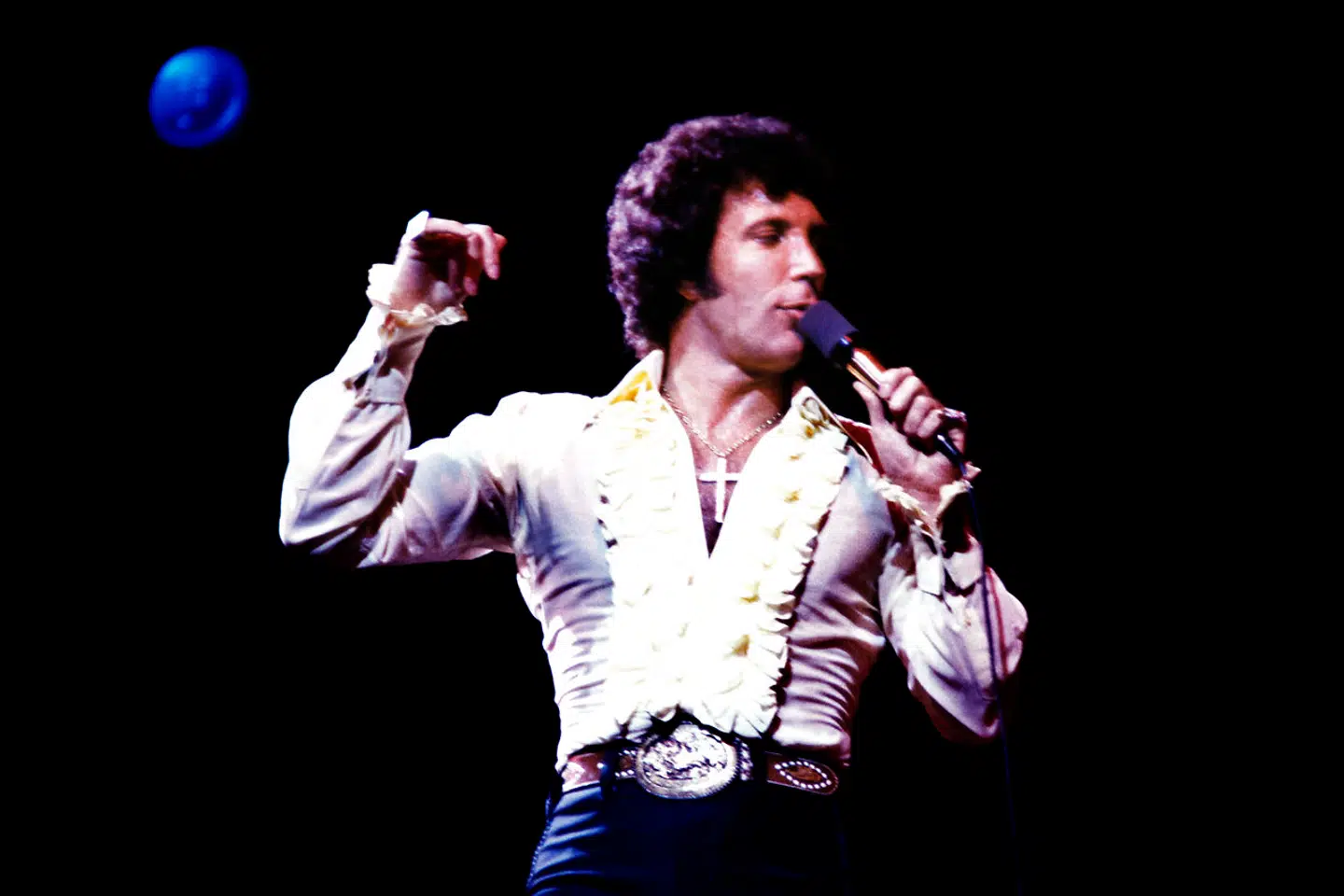 Tom Jones har indrømmet, at han – da han var på højden af sin karriere – godt kunne sove med 250 kvinder om året, men der har kun været én stor kærlighed i hans private liv, lady Melinda Rose Woodward, som han var sammen med i 59 år, indtil hun pludselig døde af kræft i 2016.