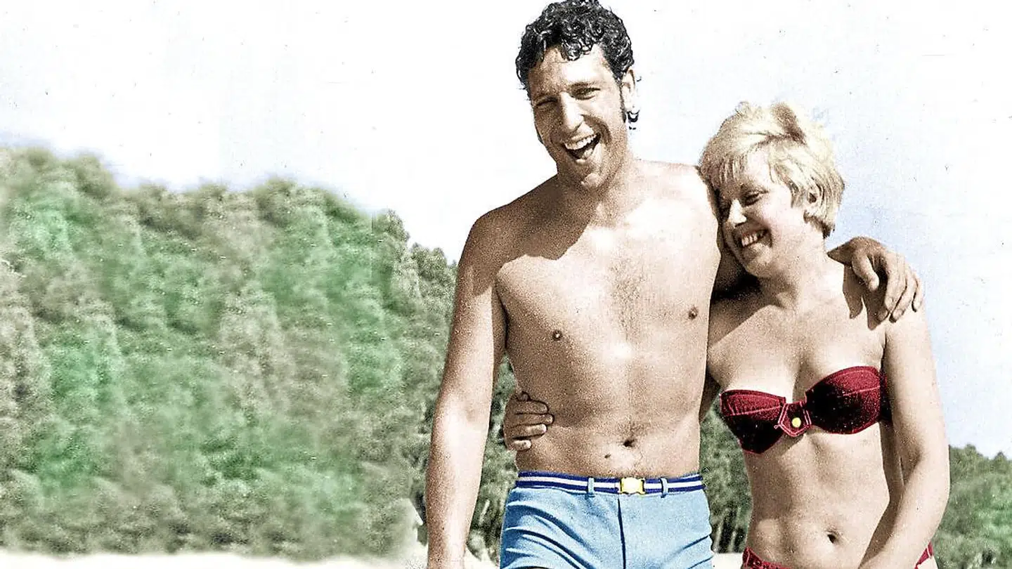 Så unge og så lykkelige. Tom Jones og hans kone, Linda, på ferie i 1966. Parret var gift til hendes død i 2016.