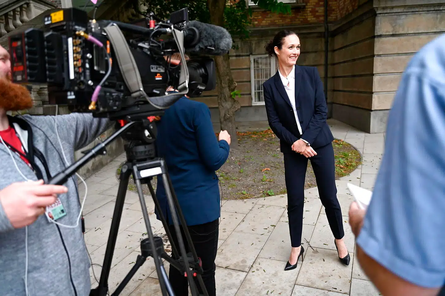 Senioranklager Rikke Jensen var tilfreds med dommen. Her taler han med talrige landsdækkende medier, umiddelbart efter dommen blev afsagt.