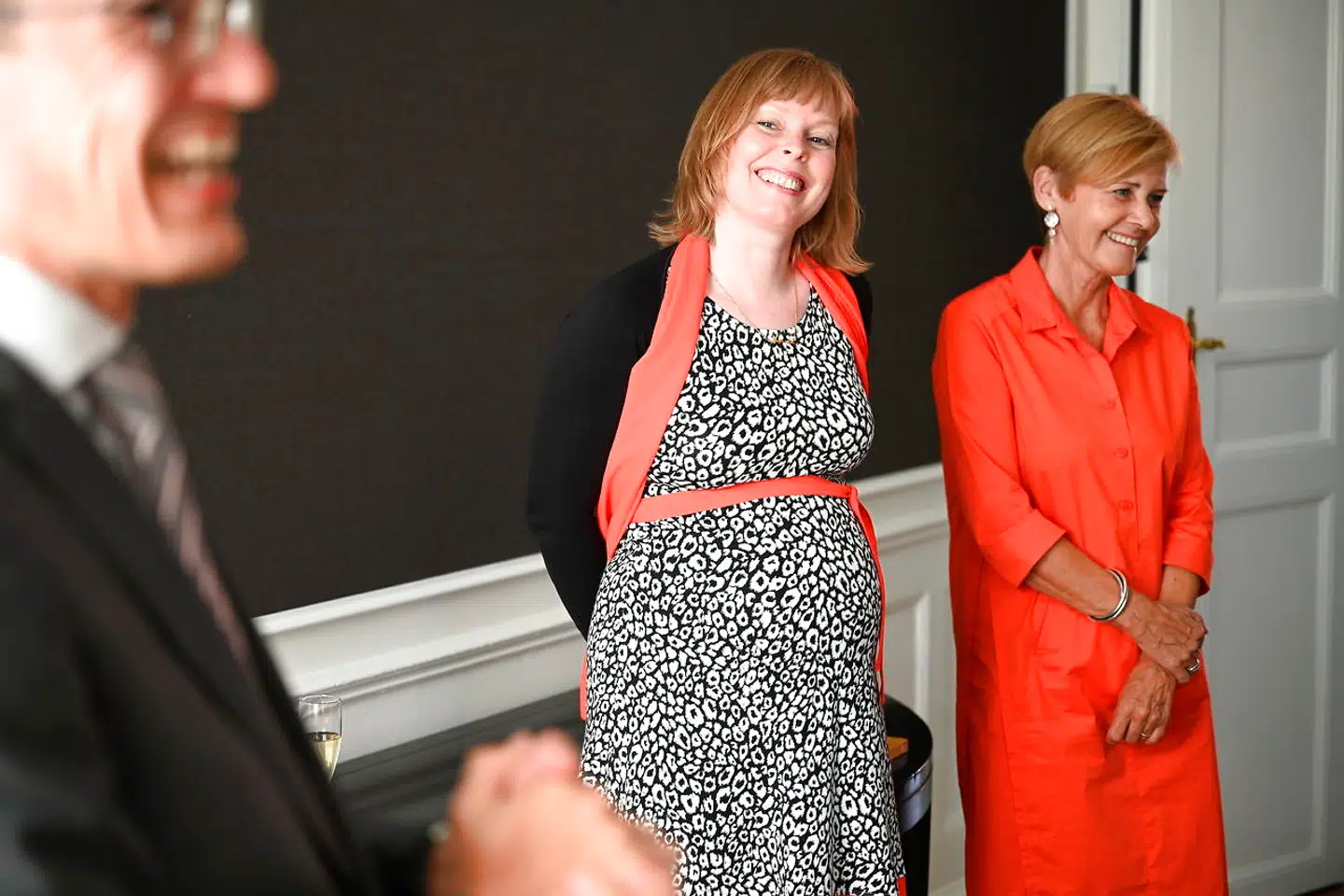 Joy Mogensen (i midten) smiler overdragelsen af kultur- og kirkeministeriet den 27. juni. Det er den afgående minister Mette Bock (LA) til højre. (Foto: Philip Davali/Ritzau Scanpix)