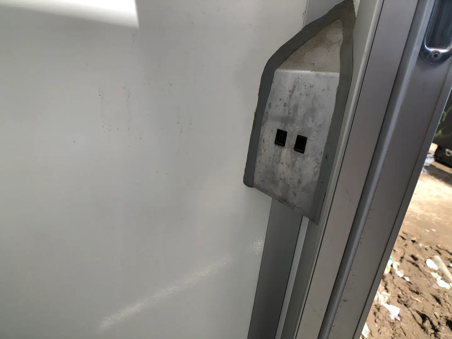 Sådan ser den lille boks ud på toiletterne. Den er en censor, som tænder lyset.
