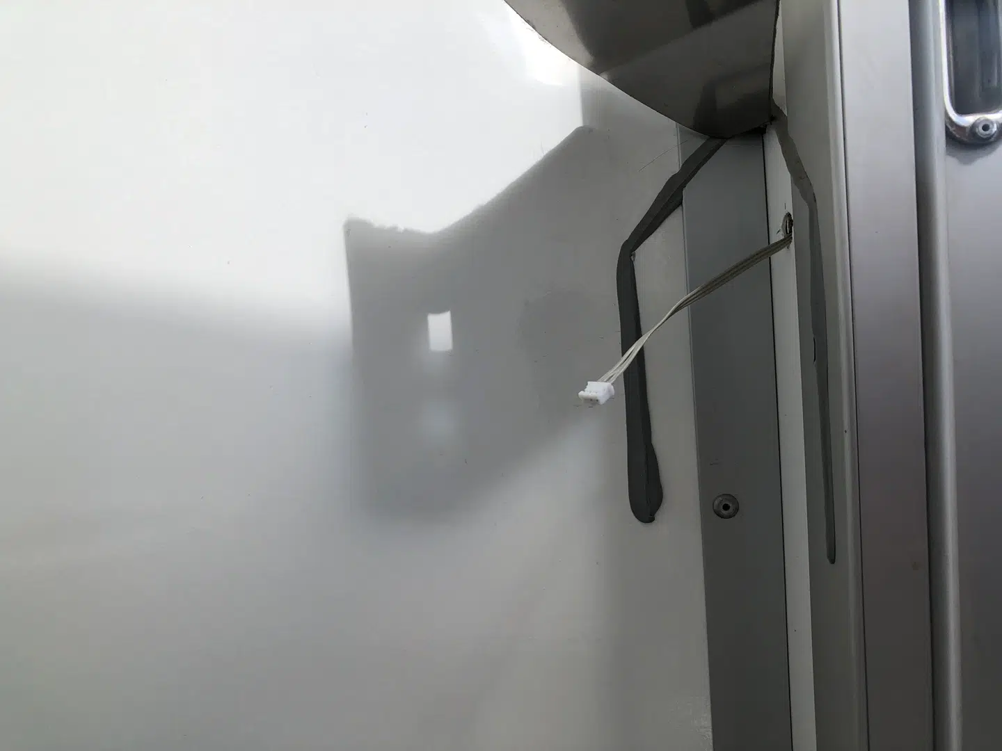 Her ses et toilet, hvor boksen er revet ud af væggen. Det var netop i sådan et tilfælde, folk frygtede, at de blev filmet.