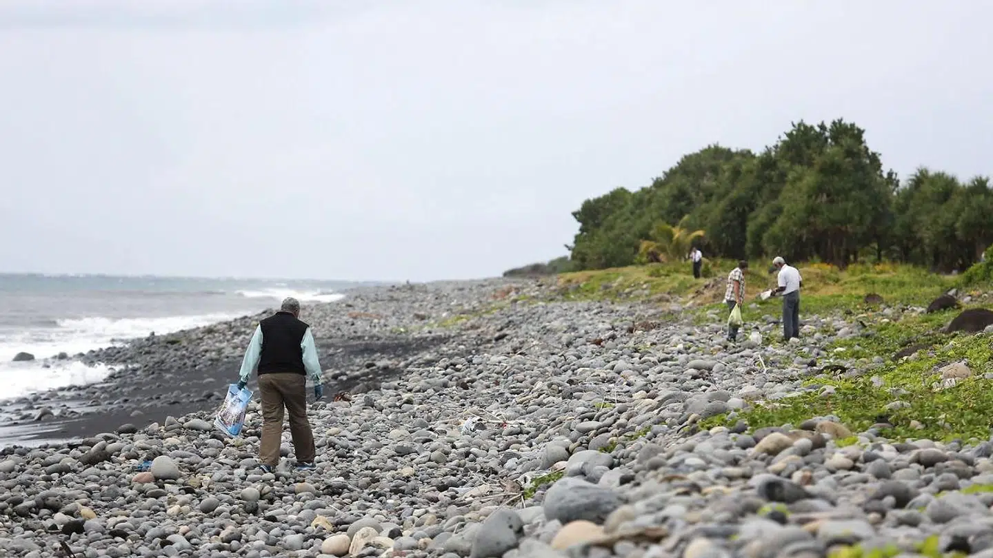 ARKIVFOTO Folk har siden flyet styrtede ned ledt efter dele på strande.
