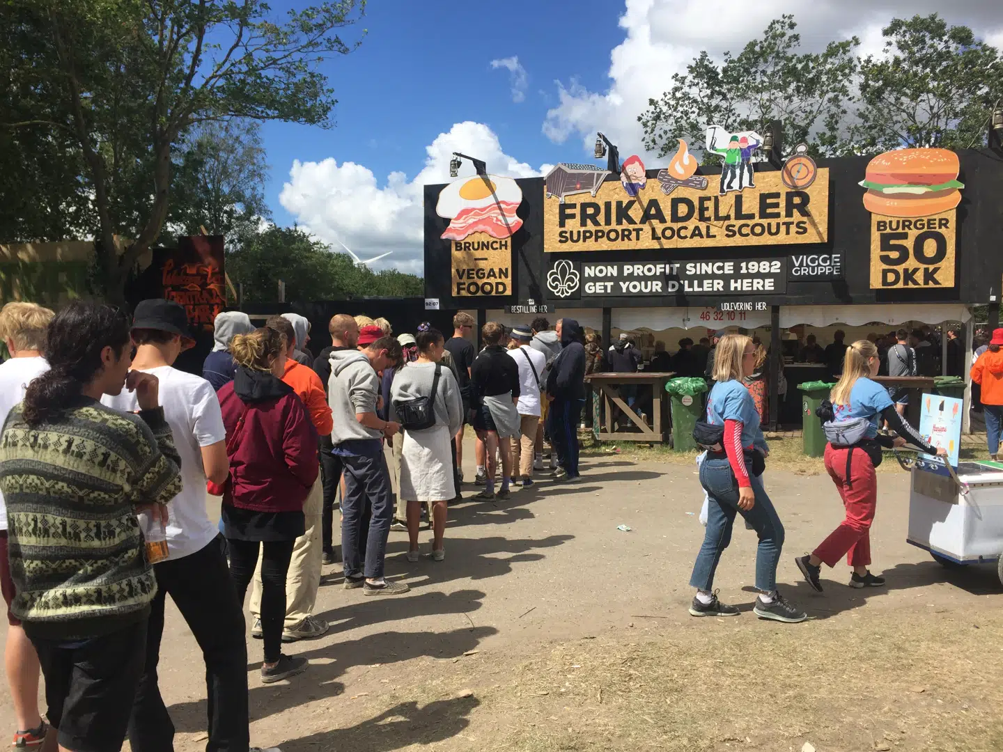 'Frikadiller' er blevet til 'Frikadeller'.