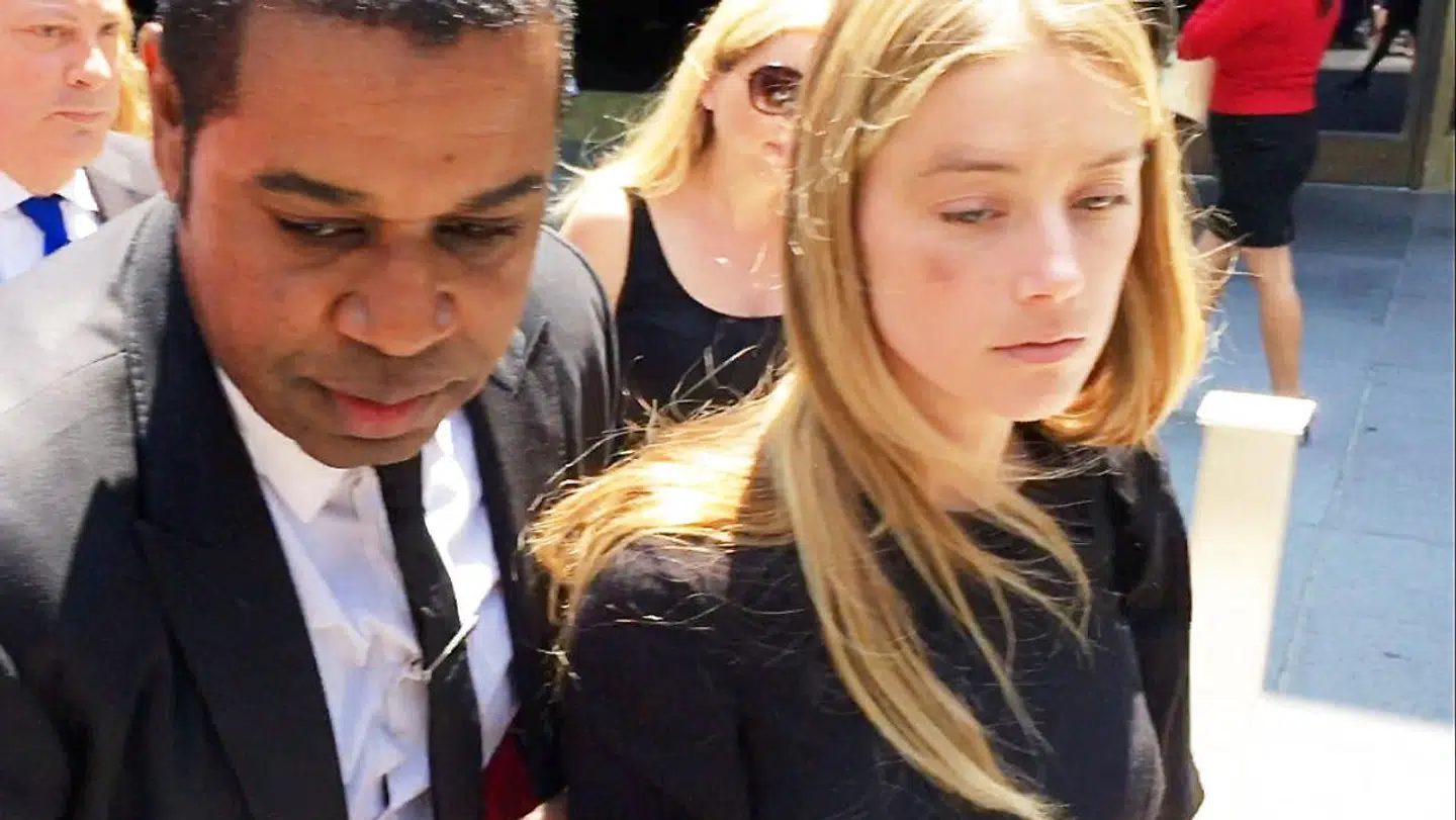 Her ses Amber Heard i 2016 foran Højesteret i Los Angeles kort tid, efter hun har fået udstedt et polititilhold mod Johnny Depp.