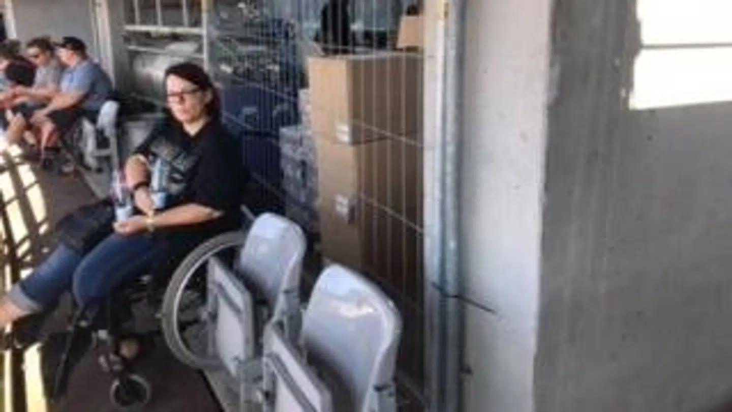 Mette Hansen sad klemt mellem hegnet til en bar og et gelænder. Hun kunne ikke bevæge sig, fordi hun var klemt ind mellem to klapstole, siger hun. (Privatfoto)