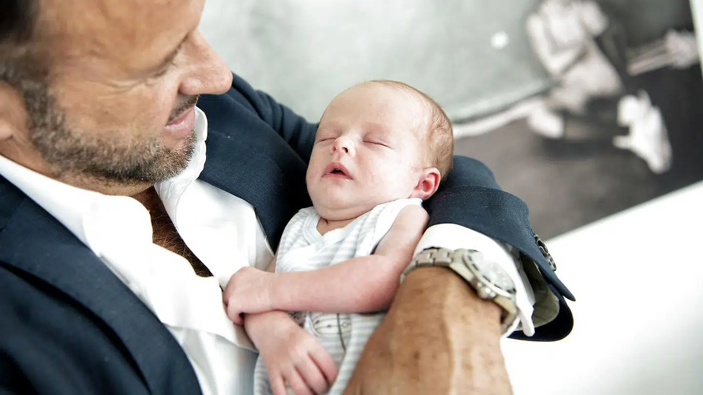 I øjeblikket skriger Lucas maksimalt 10 minutter dagligt, og så sover han en hel del, fortæller Dennis Knudsen om sin nyfødte søn, som slet ikke har afskrækket ham fra at få endnu et barn. (Foto: Jens Nørgaard Larsen)