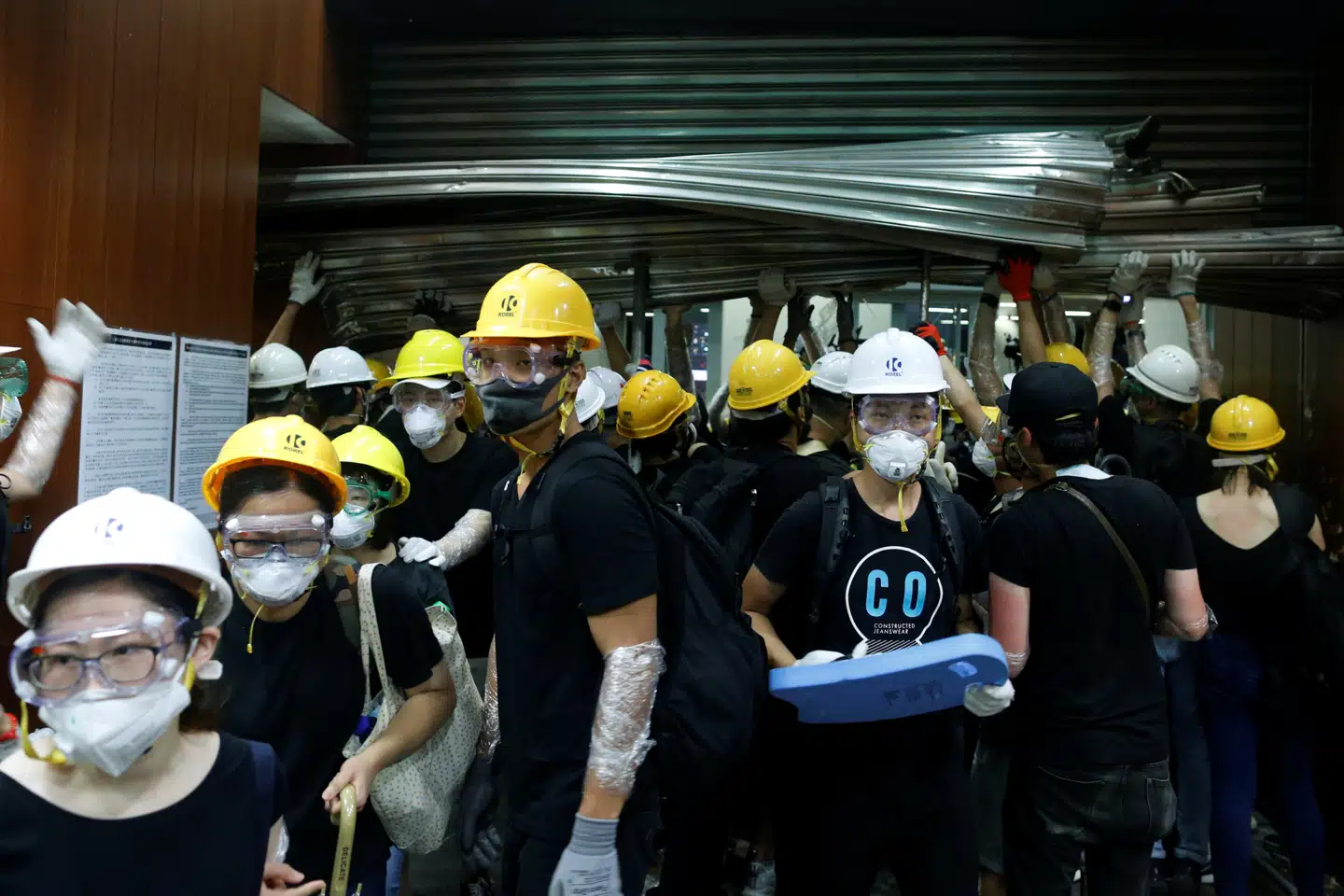 Uroligheder i Hongkong nåede nye højder mandag, da demonstranter smadrede ruder og døre og trængte ind i parlamentsbygningen. Det skete på 22-årsdagen for Storbritanniens overdragelse af havnebyen til det kinesiske styre. Stringer/Reuters