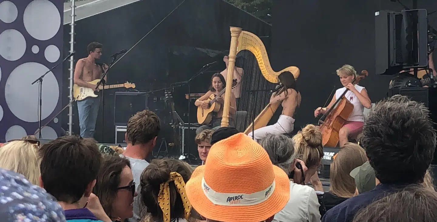 Selma Judith spillede flere numre med sin obligatoriske harpe.