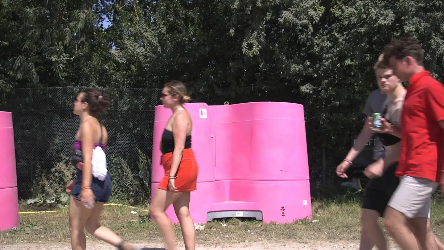 I år har Roskilde Festival sat særlige kvindeurinaler op.
