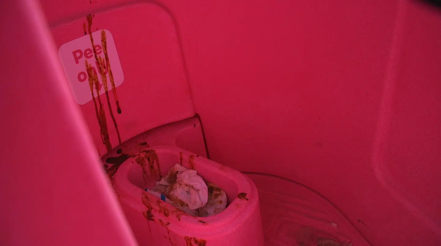 Ikke alle husker, at man kun må tisse i urinalerne.
