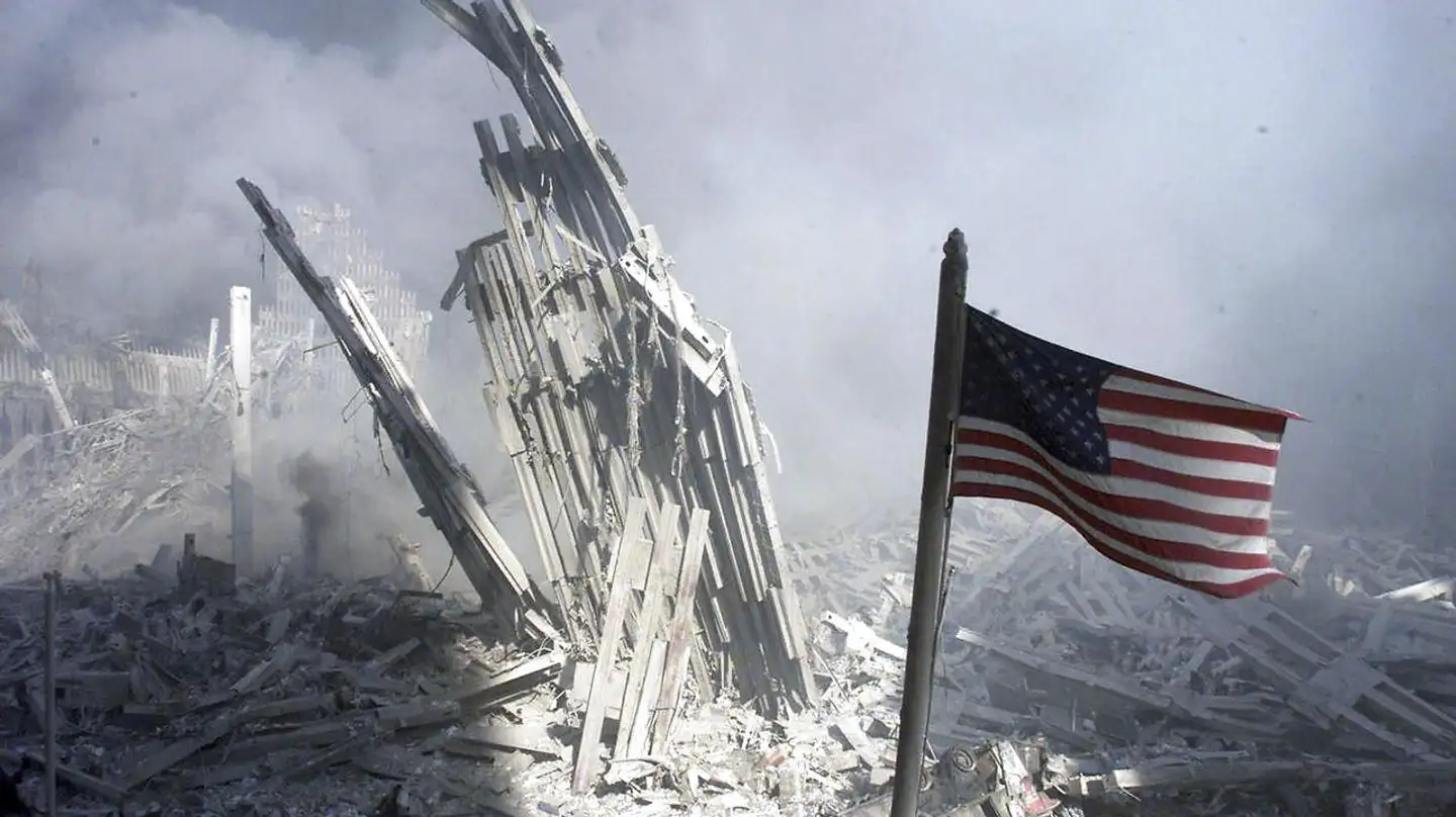 Arkiv: Et amerikansk flag vejer nær Ground Zero, hvor World Trade Center tidligere stod.