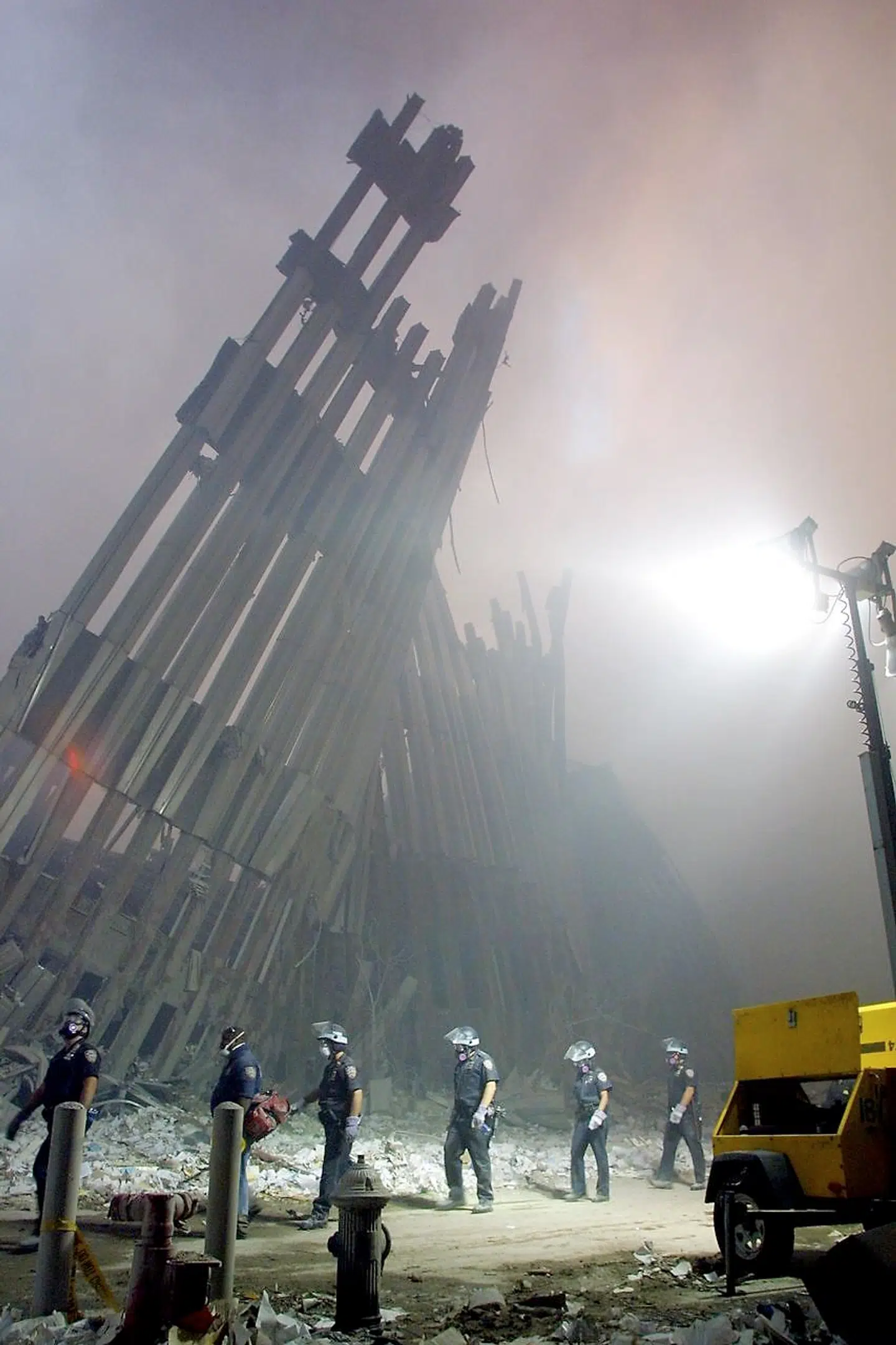 På dette foto, taget 11. september 2001, baner brandmænd sig vej gennem murbrokkerne efter World Trade Centers kollaps.