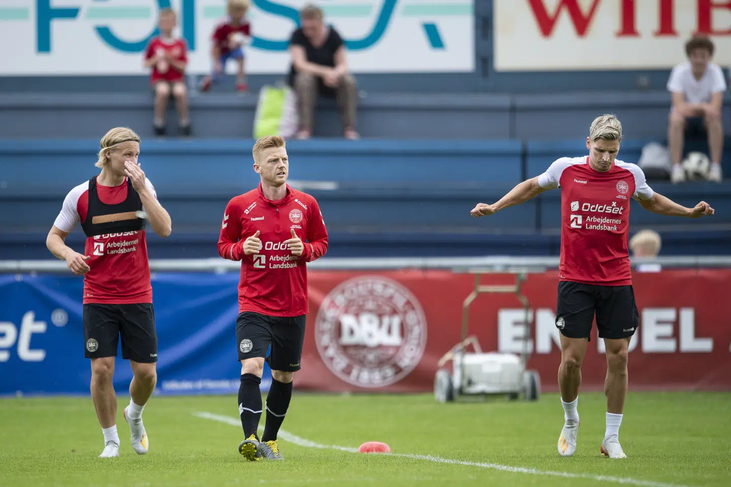Anders AC Christiansen, som her ses mellem Kasper Dolberg og Jens Stryger Larsen, har spillet tre kampe for det danske A-landshold. Liselotte Sabroe/Ritzau Scanpix