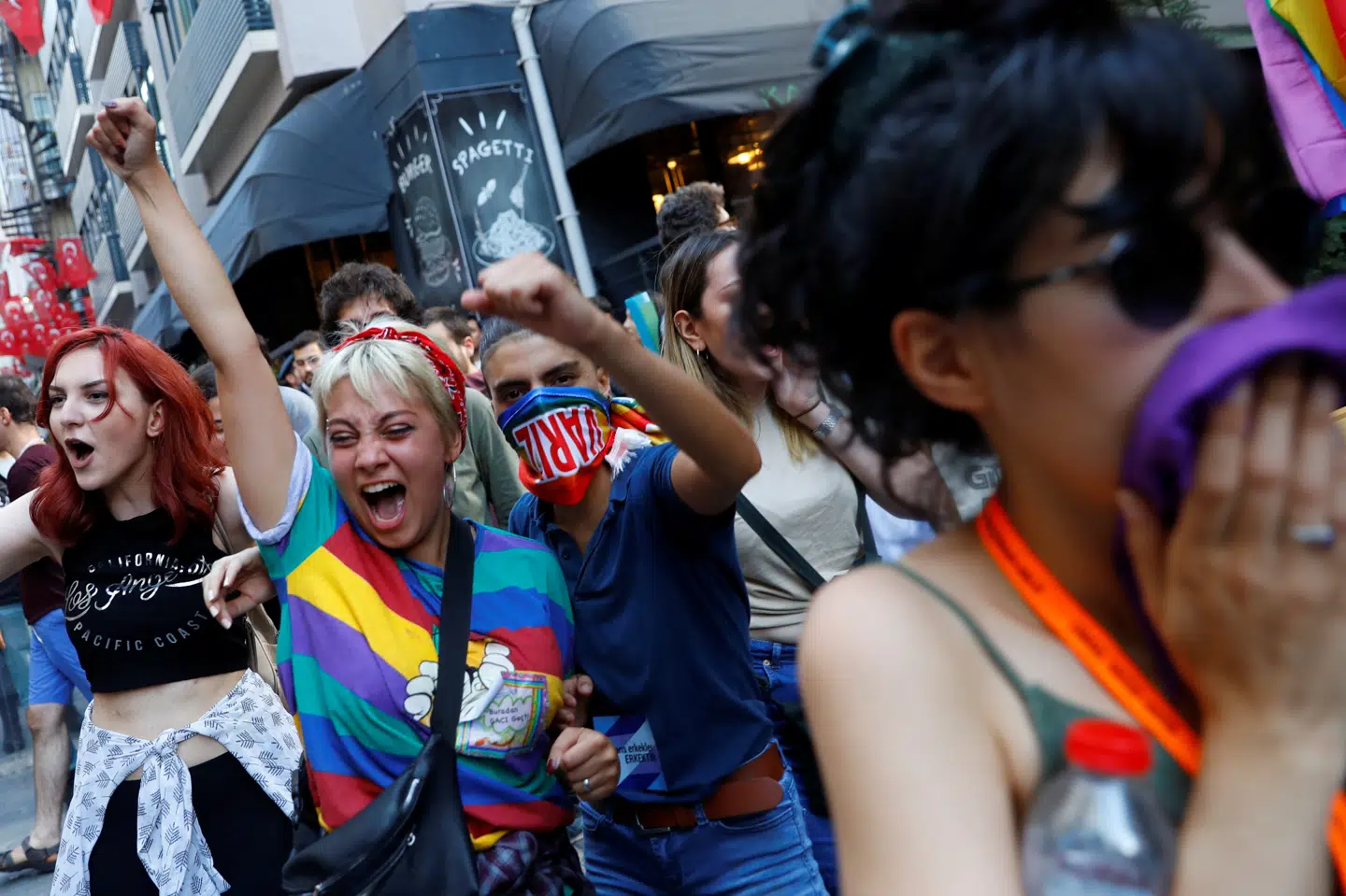 LGBT-aktivister trodser myndighedernes forbud og holder parade i Istanbul søndag. Men politiet er klar med tåregas og vandkanoner, rapporterer nyhedsbureauet AFP. Murad Sezer/Reuters