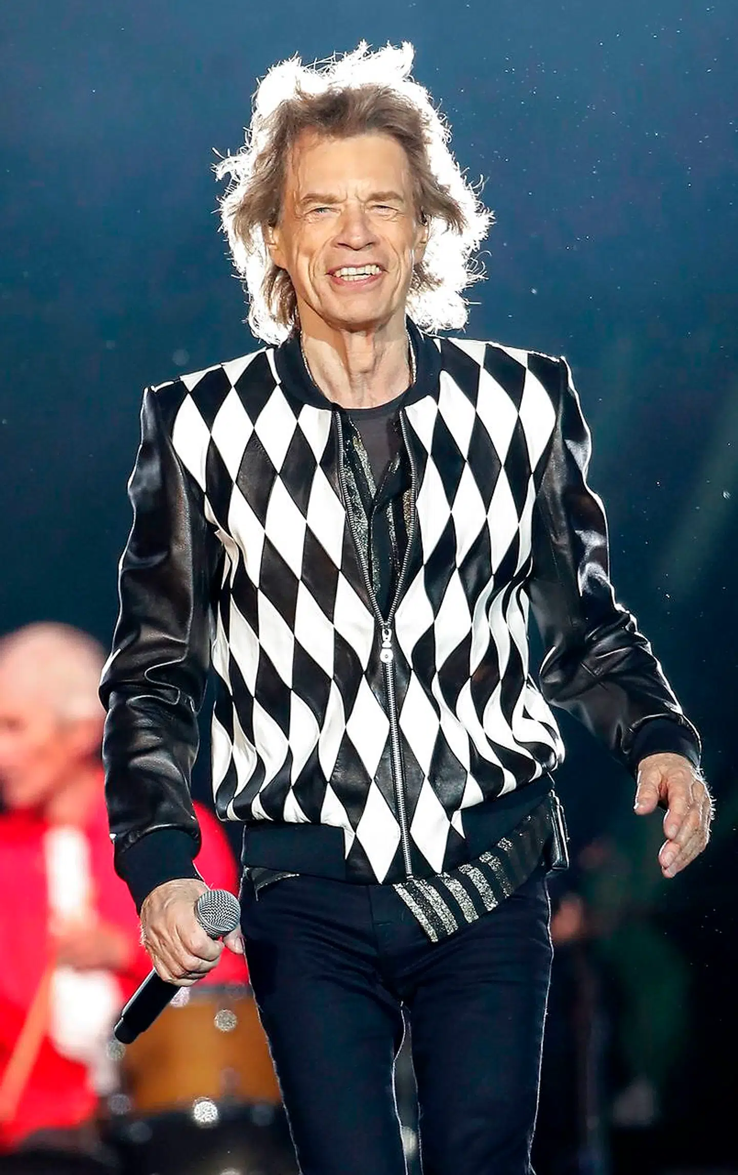 'Han kunne simpelthen ikke tørre smilet af ansigtet,« skrev anmelderne efter Mick Jagger og Rolling Stones comebackturné i Chicago. For bare 11 uger siden blev Mick Jagger opereret i hjertet. Den 75-årige rocklegende fik udskiftet en slidt hjerteklap.
