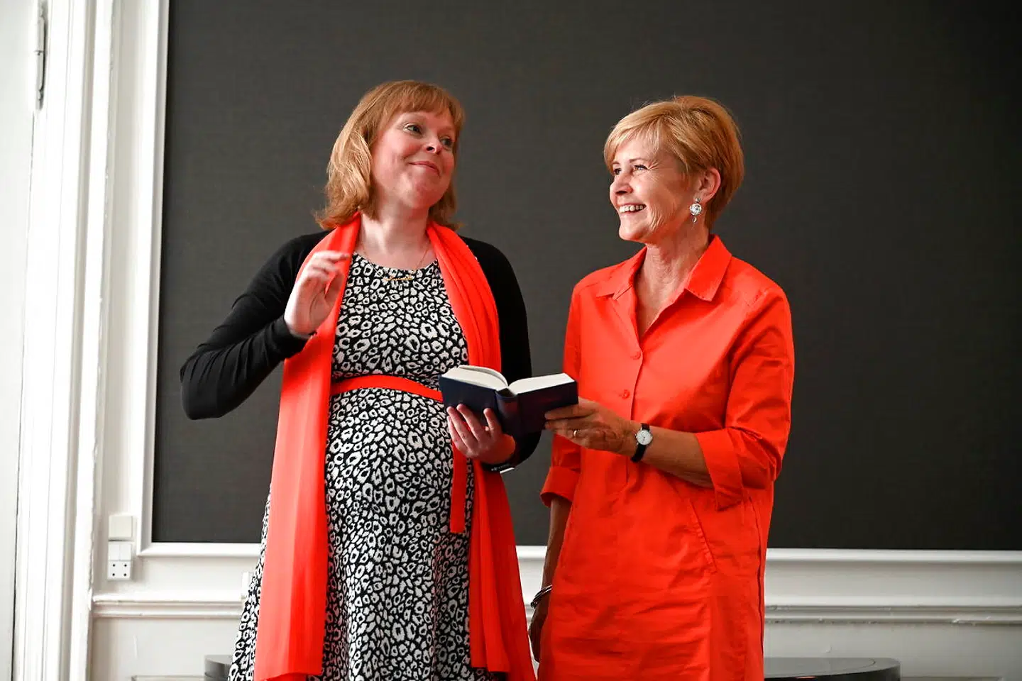 Mette Bock (højre) overdrager sine opgaver til efterfølgeren, Joy Mogensen (venstre).