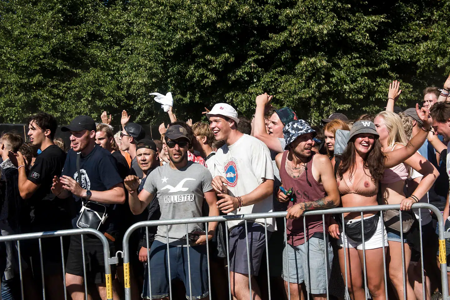 Arkivfoto: Folk står i kø til at få armbånd til pitten til koncerten med den verdensberømte rapper Eminem ved Roskilde festival 2018.