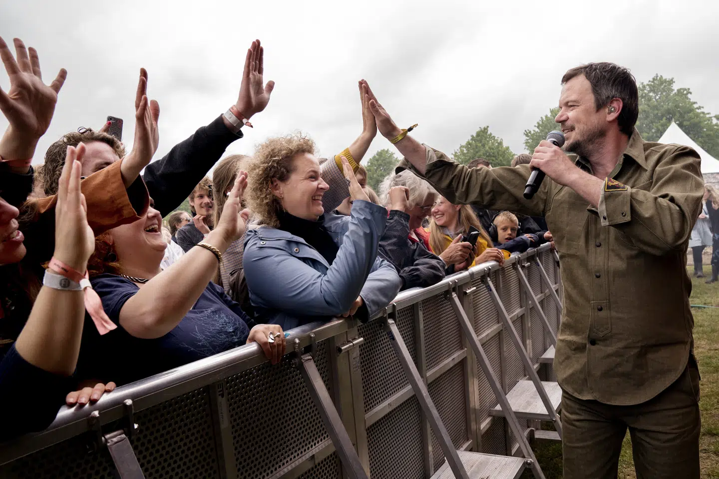 Peter Sommer har gennem det meste af sin musikalske karriere frygtet at spille live, men han har fundet et trick til at skabe kontakt med publikum. Han lægger ud med at give high-five til de forreste rækker - som her på Heartland Festival 2019. Linda Kastrup/Ritzau Scanpix