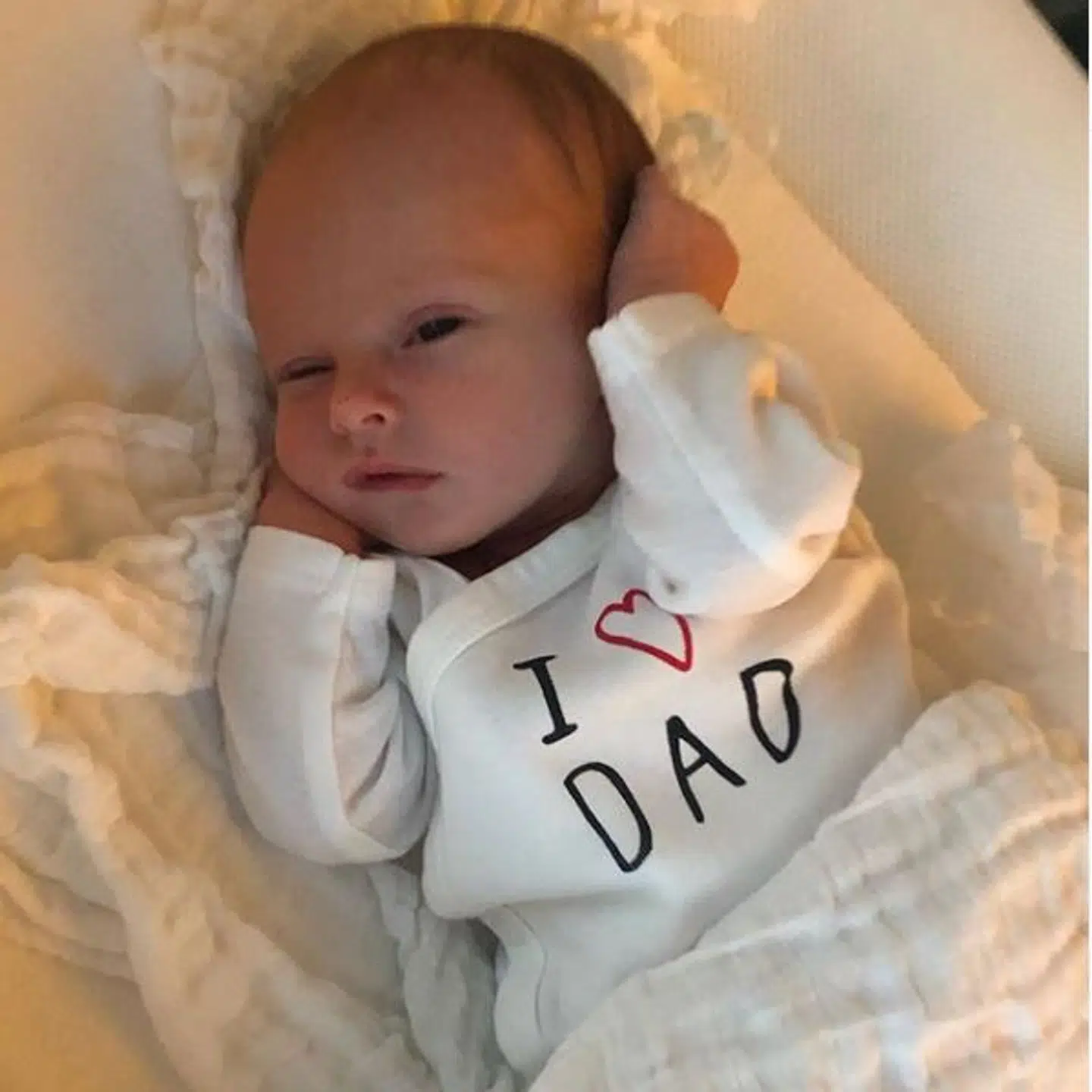 Fredag delte Dennis Knudsen dette billede af sønnen Lucas, der er 10 dage gammel.