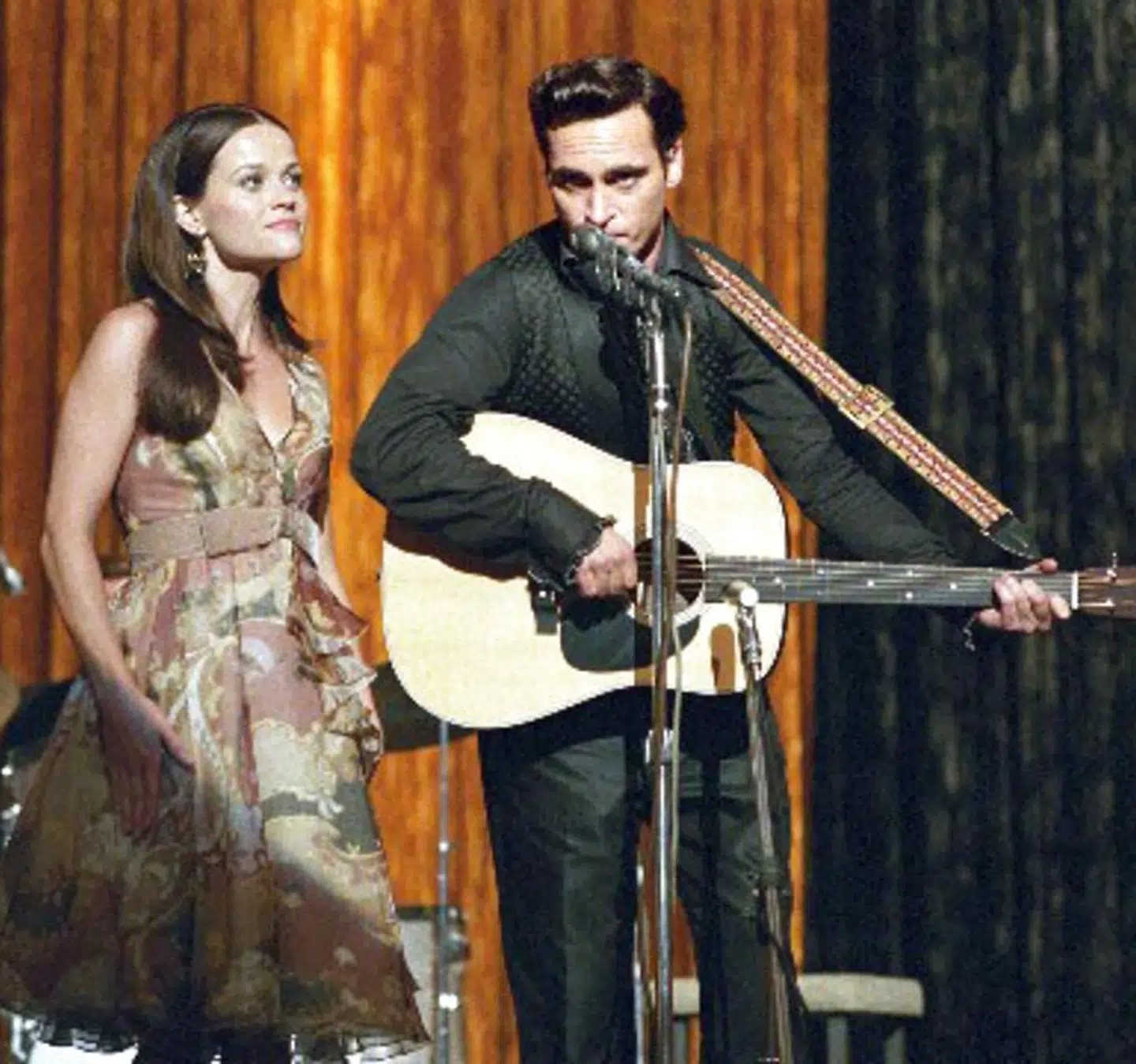 Reese Witherspoon og Joaquin Phoenix som June og Johnny Cash i filmen 'Walk the line'.