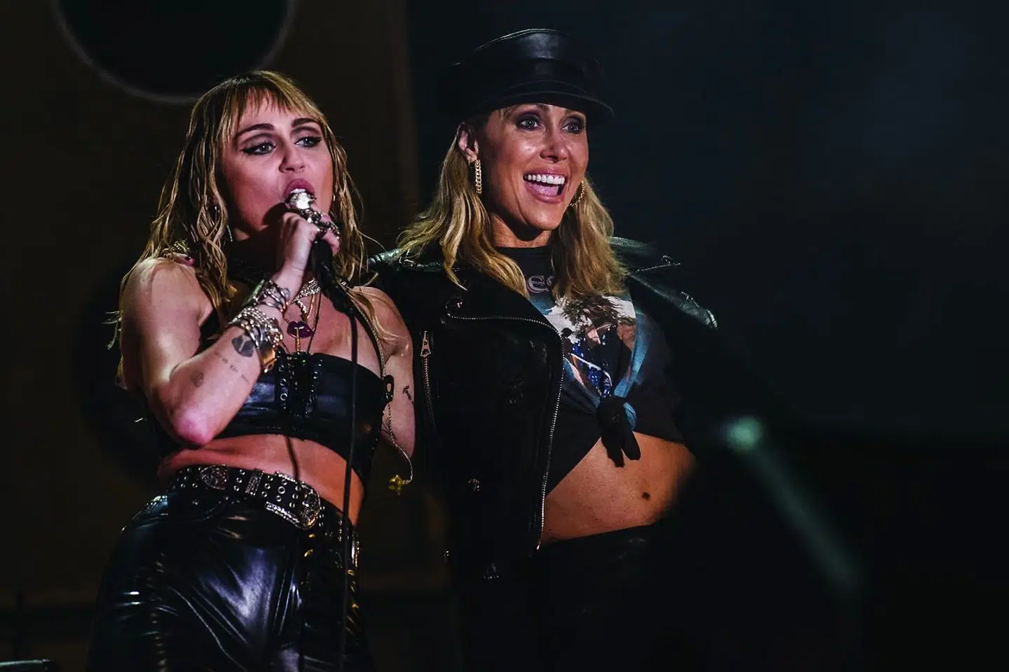 Miley Cyrus med sin mor på scenen.