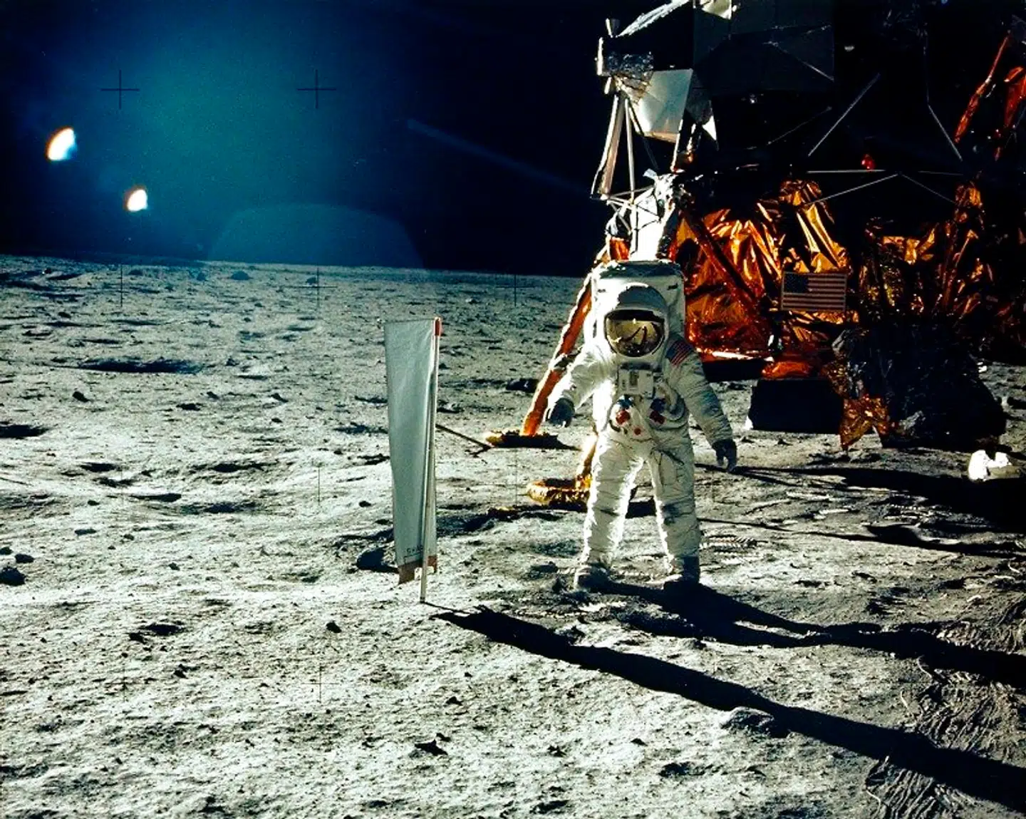 Neil Armstrong tager et billede af sin kollega Buzz Aldrin, som bevøger sig på månen.