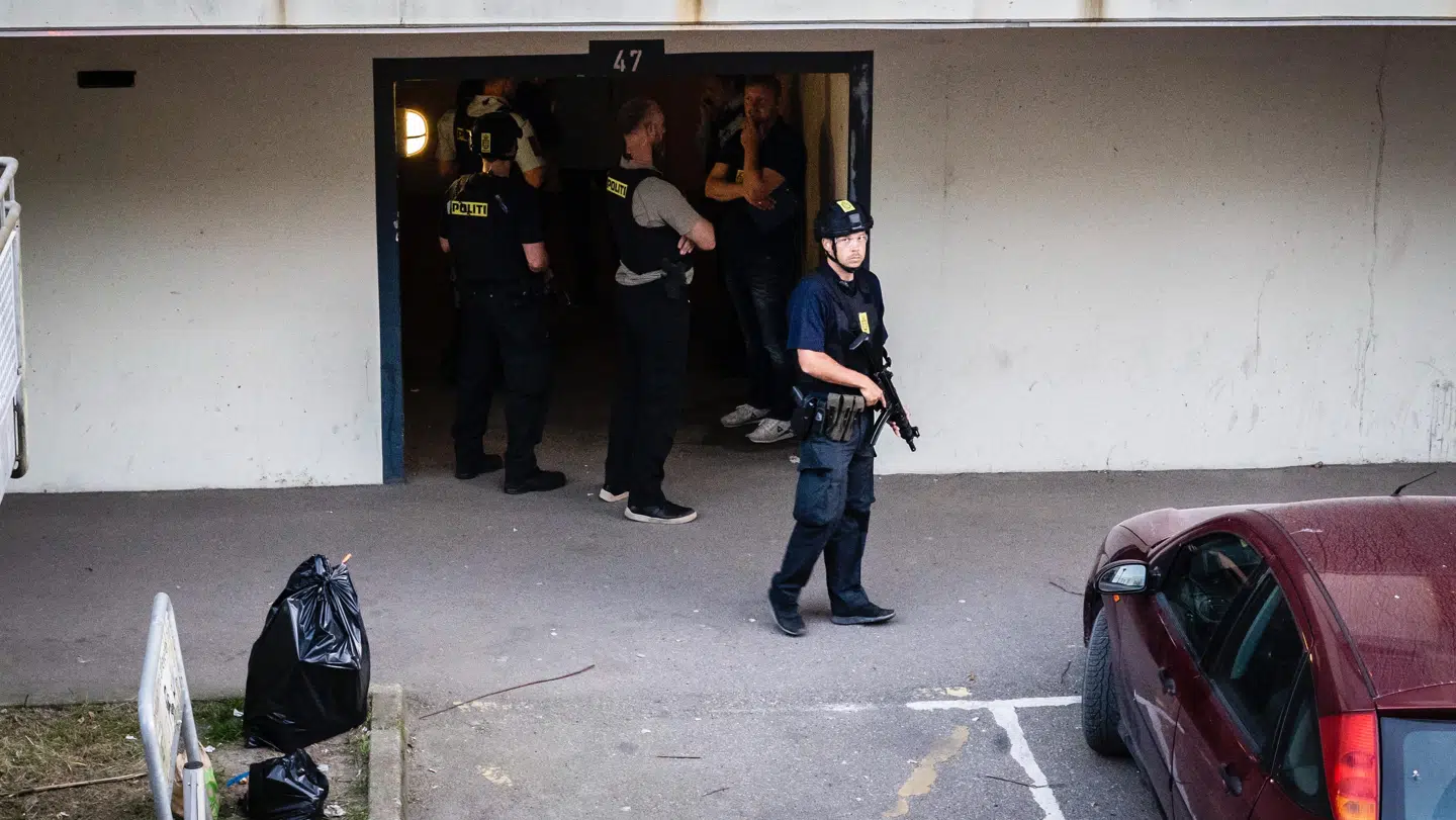 Et øjenvidne har set en mand forsøge at hoppe ud af vinduerne i en lejlighed i Bispehaven i Aarhus.