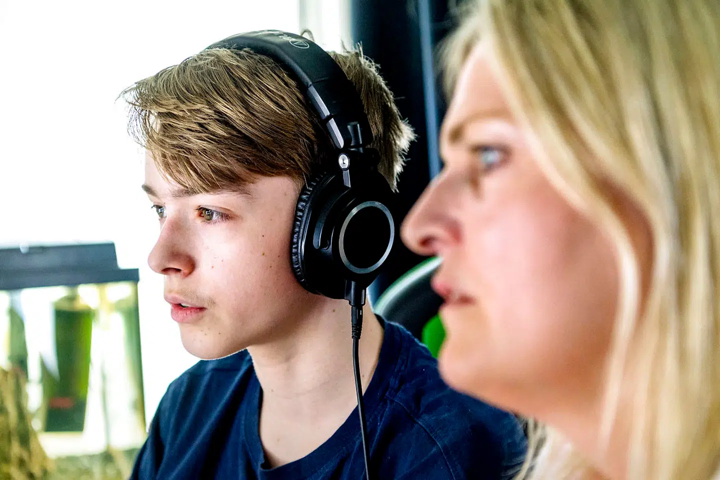 Viktor Nørgaard lider af angst og har svært ved at komme i skole. Mange dage sidder han på sit værelse og spiller computer og ser YouTube-videoer. Her fortæller han sin mor, Anette Nørgaard, om de spil, han spiller for tiden.